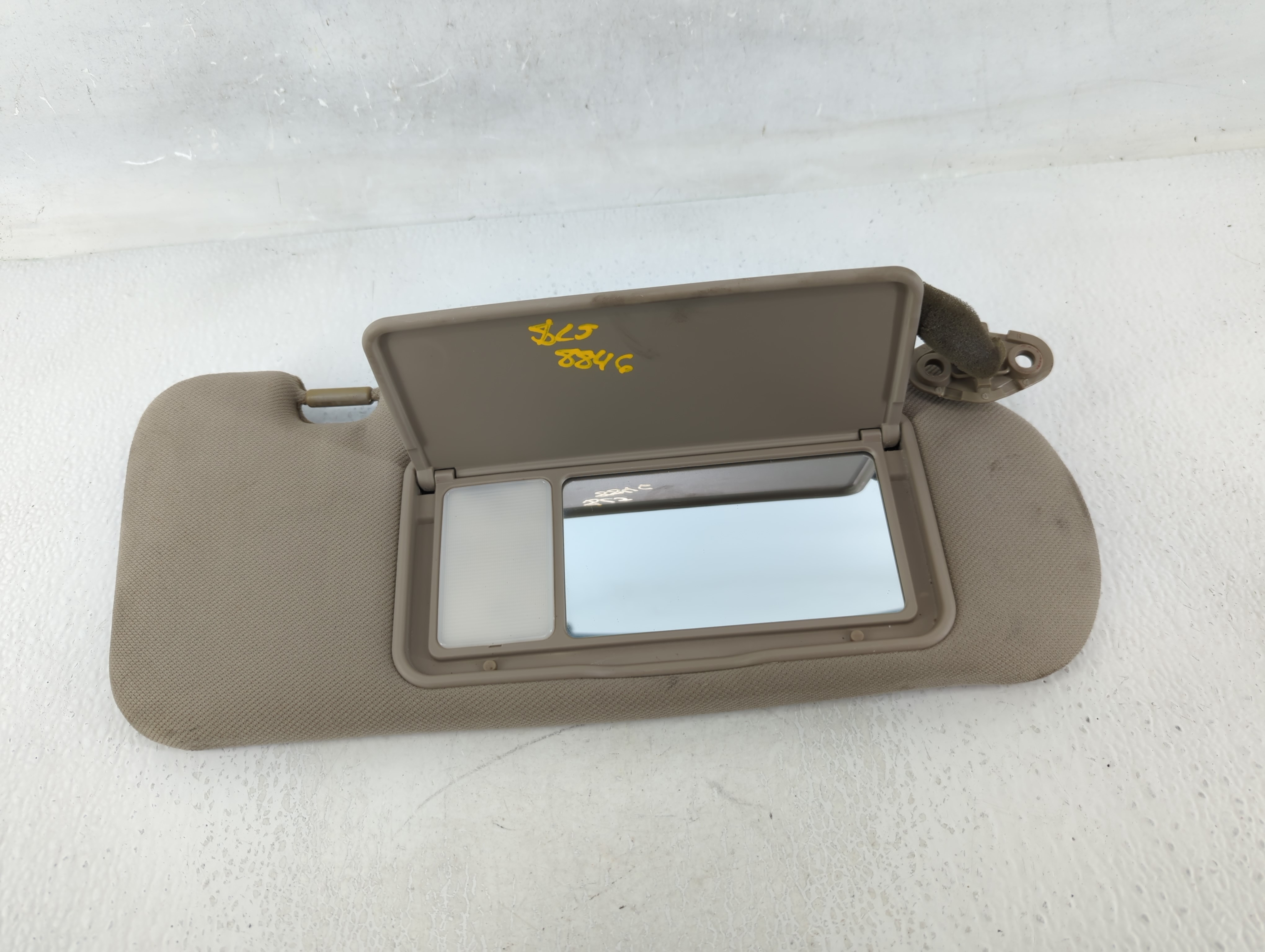 2007 Kia Sorento Passenger Sun Visor Mirror Right Sunvisor Beige 641218 - Oemusedautoparts1.com