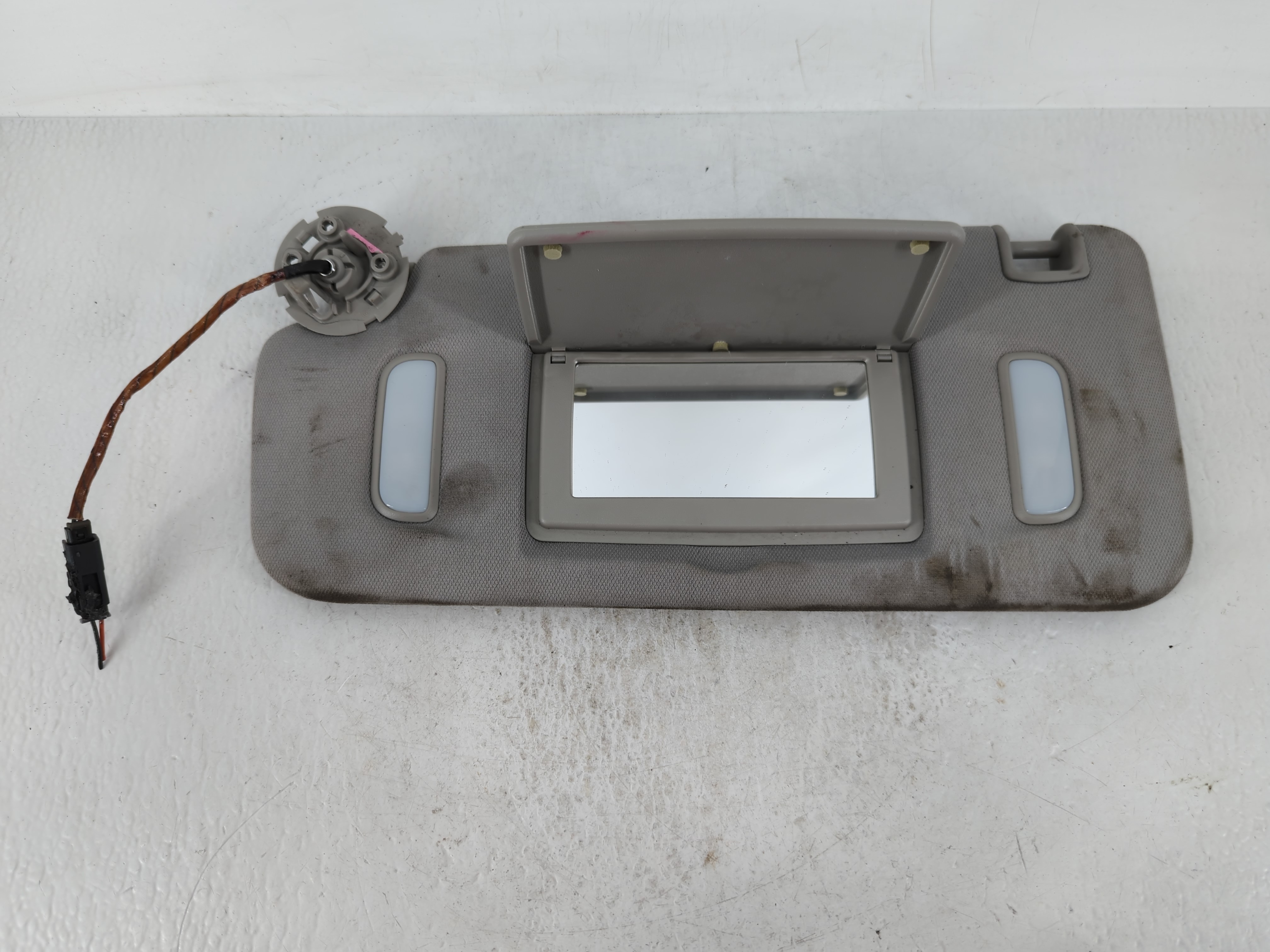 Chevrolet Traverse Driver Sun Visor Mirror Left Sunvisor Grey 644202 - Oemusedautoparts1.com