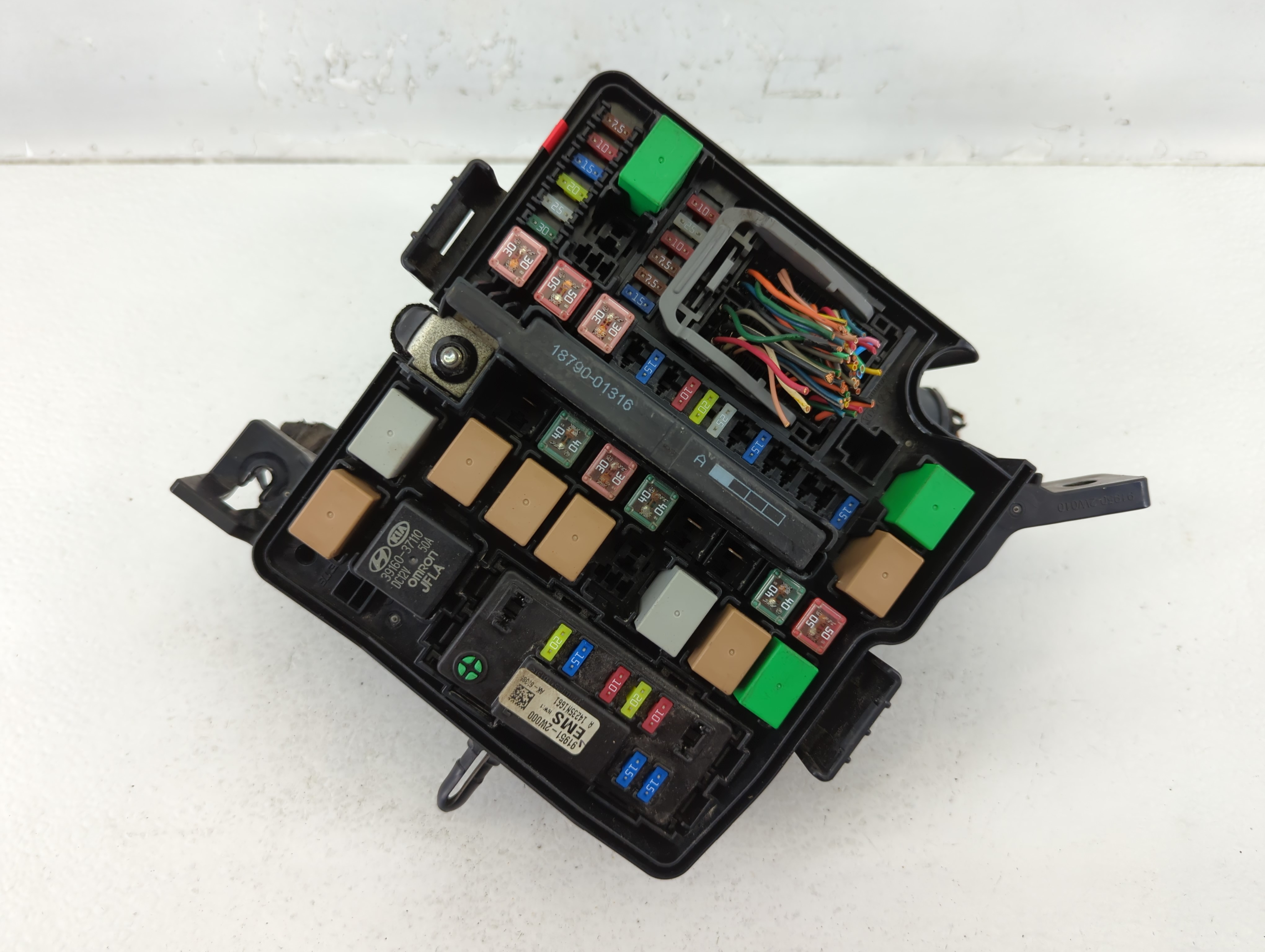 Picture of 2013-2016 Hyundai Santa Fe Fusebox Fuse Box Relay Module 91210b8501 653898