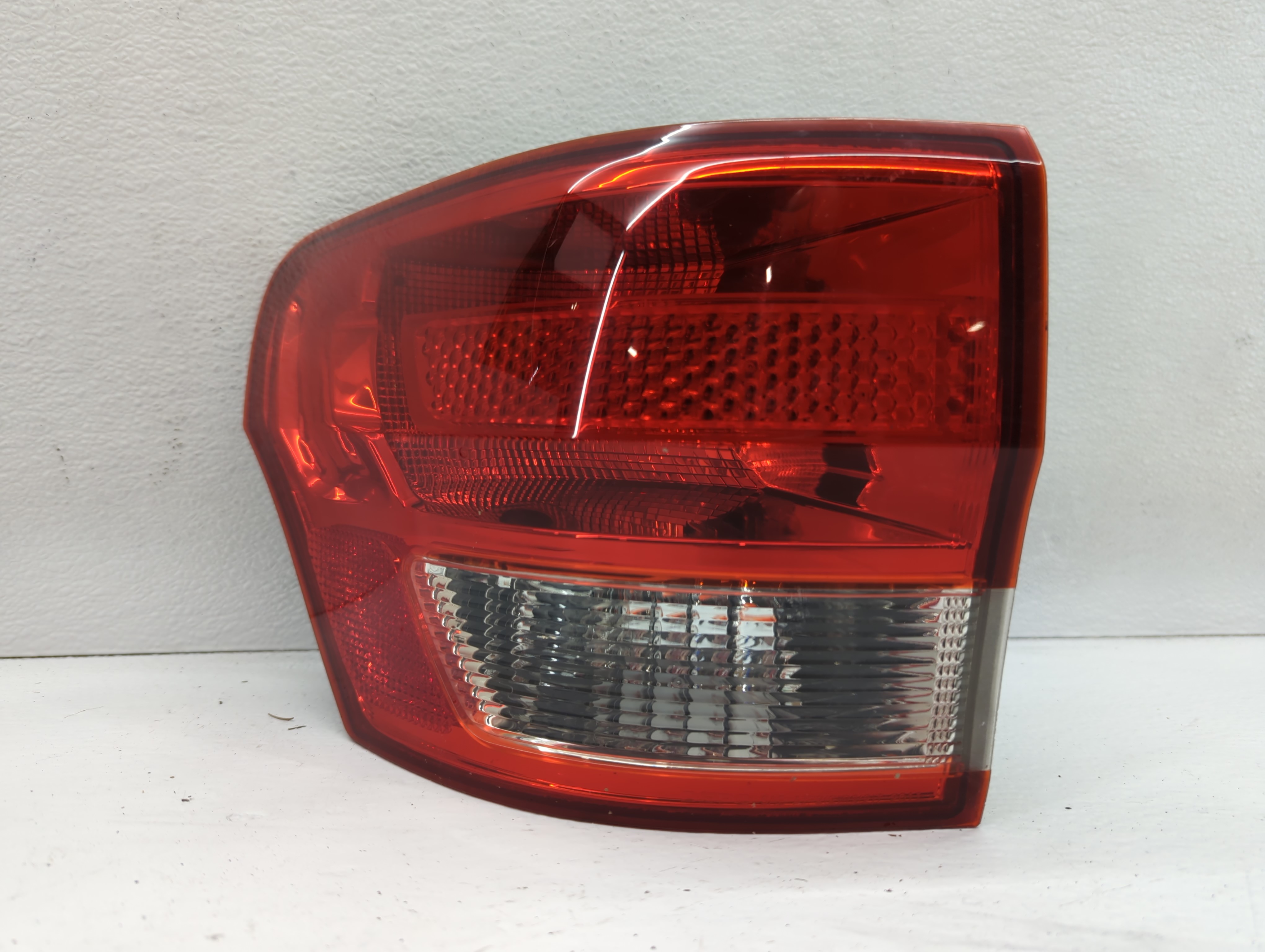 2011 Jeep Grand Cherokee Driver Left Side Tail Light Taillight Oem 654123 - Oemusedautoparts1.com