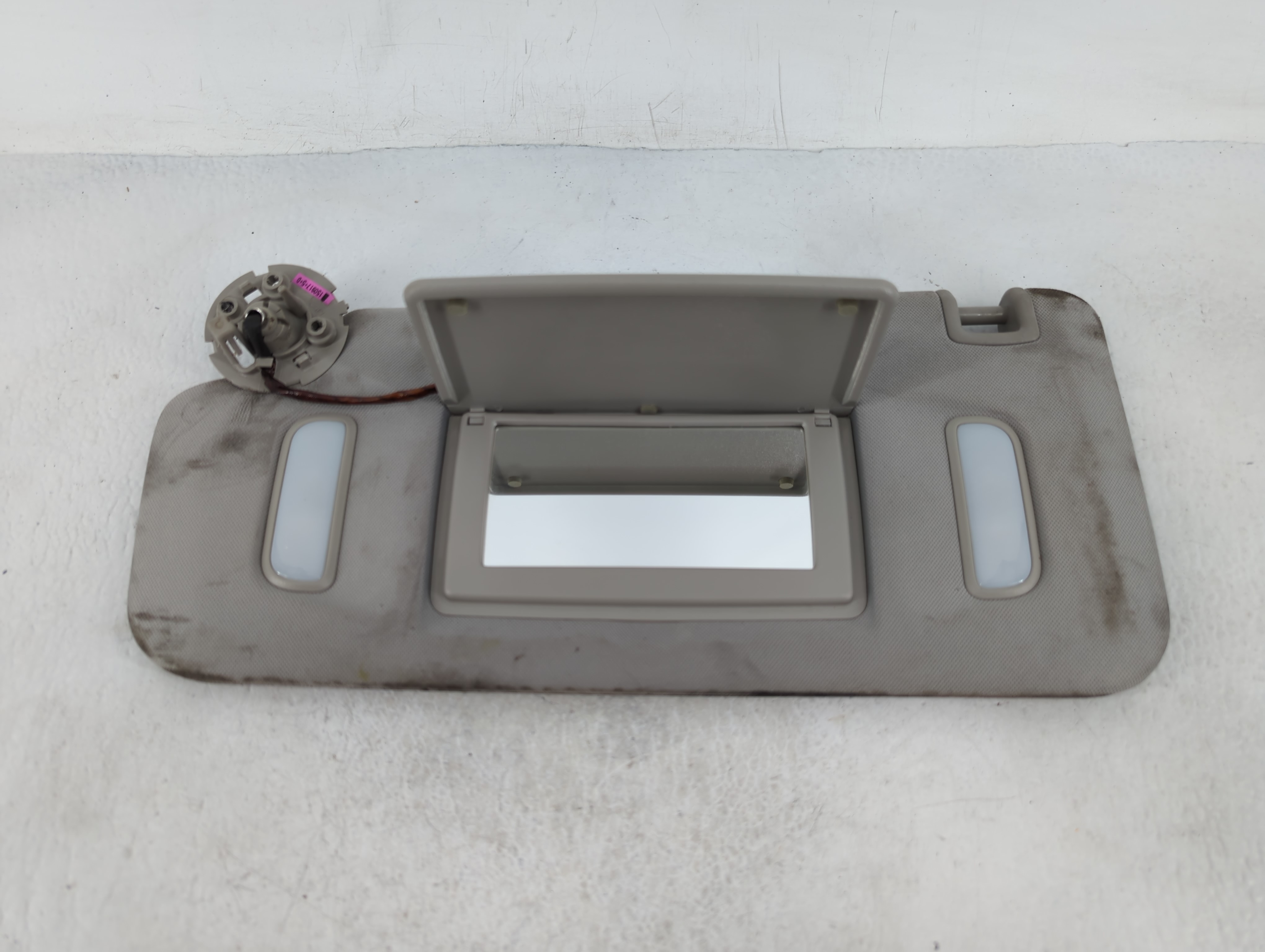 Chevrolet Traverse Driver Sun Visor Mirror Left Sunvisor Light Grey 656195 - Oemusedautoparts1.com