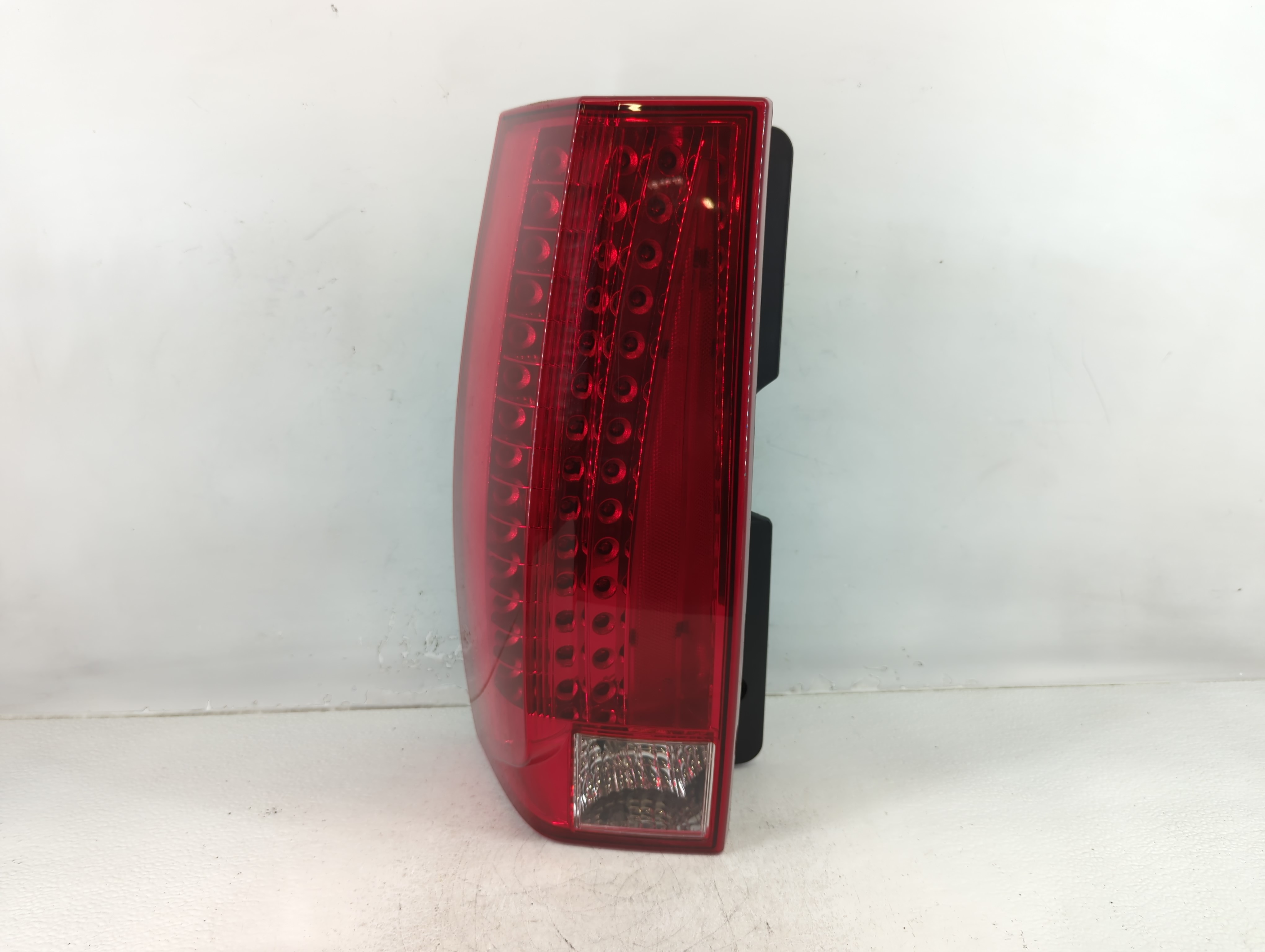 2007-2014 Cadillac Escalade Driver Left Side Tail Light Taillight Oem 657364 - Oemusedautoparts1.com