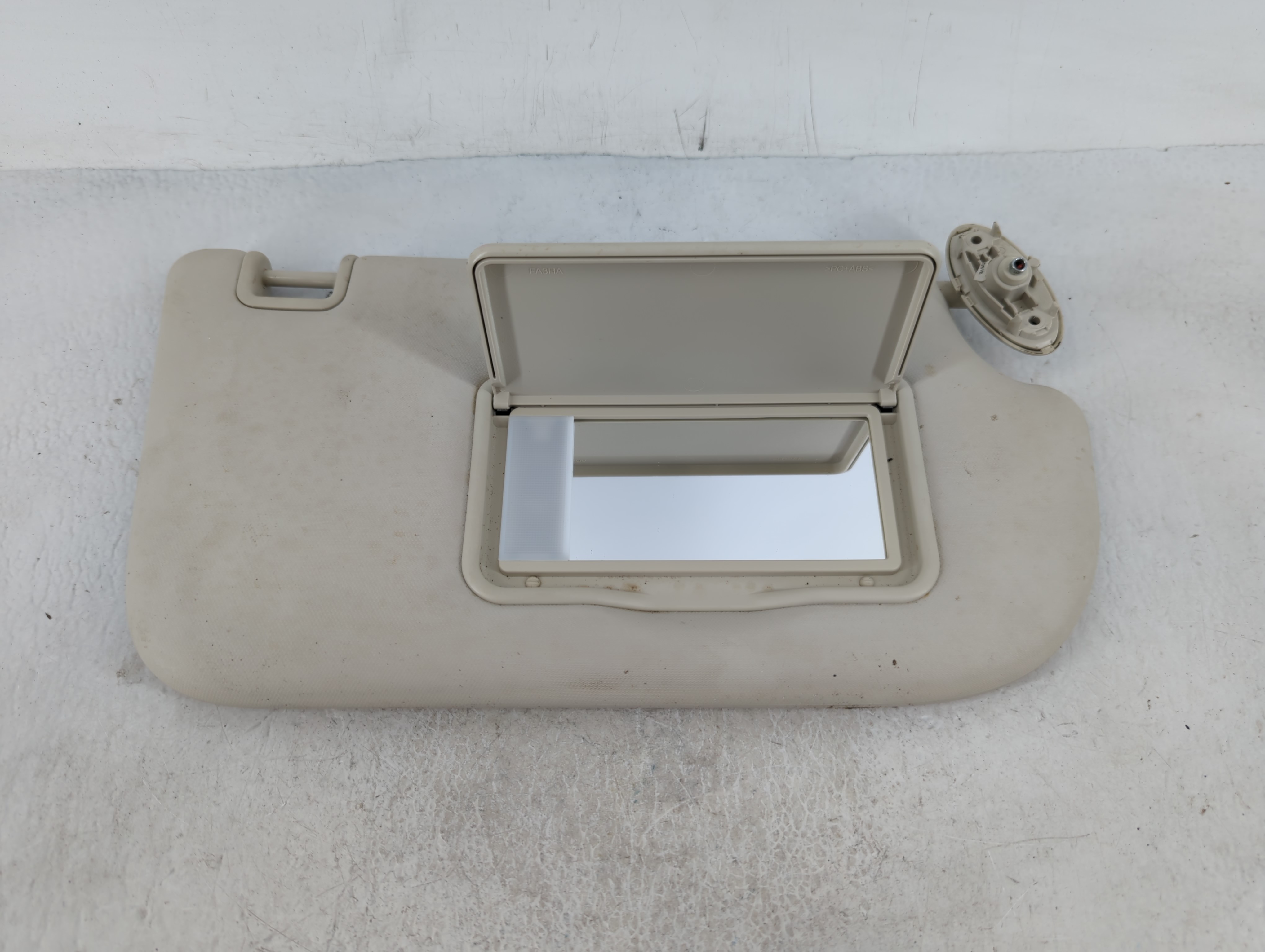 2013-2018 Ford Focus Passenger Sun Visor Mirror Right Sunvisor Pale Grey 657611 - Oemusedautoparts1.com
