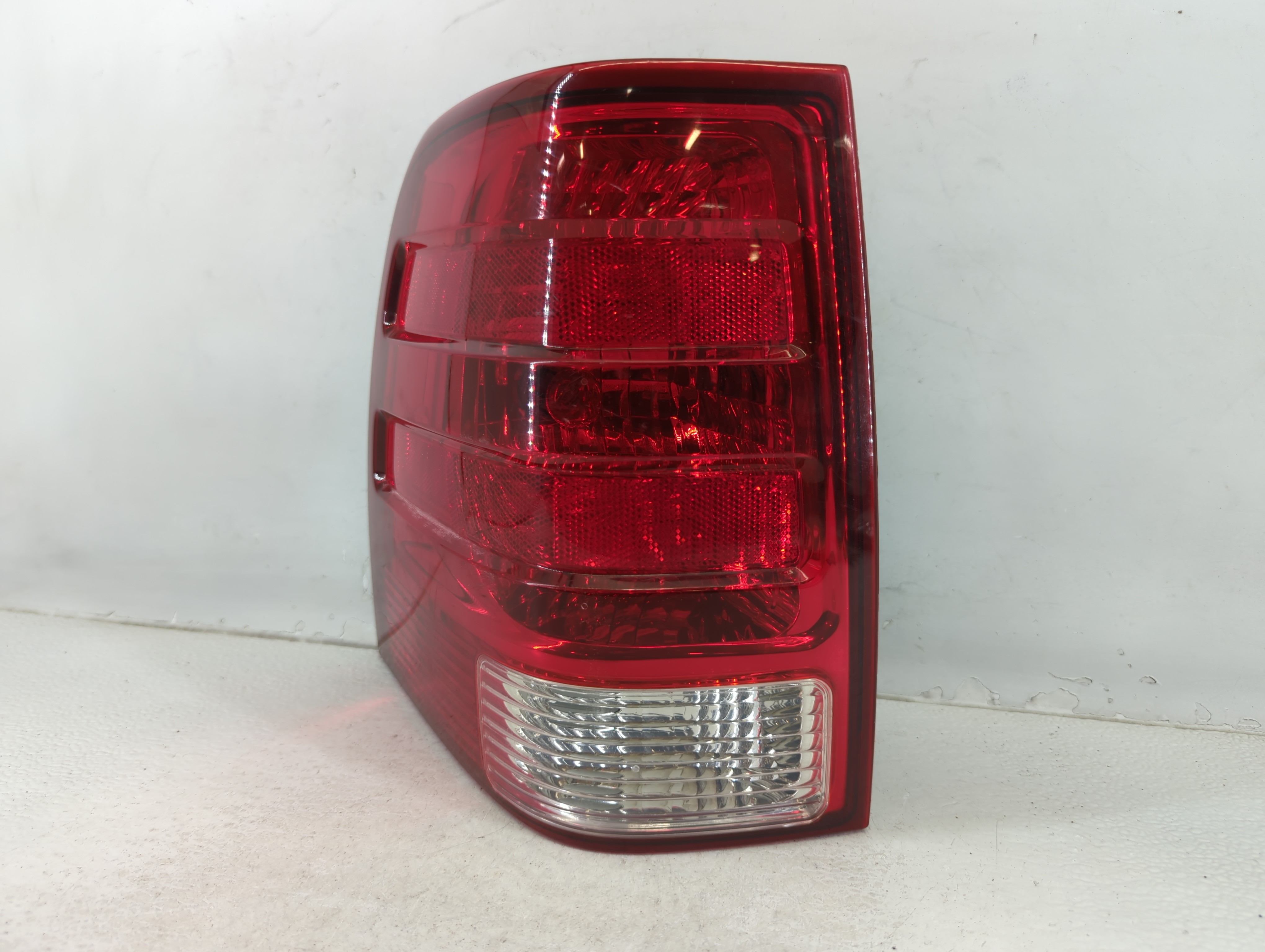 2005 Ford Expedition Driver Left Side Tail Light Taillight Oem 658375 - Oemusedautoparts1.com