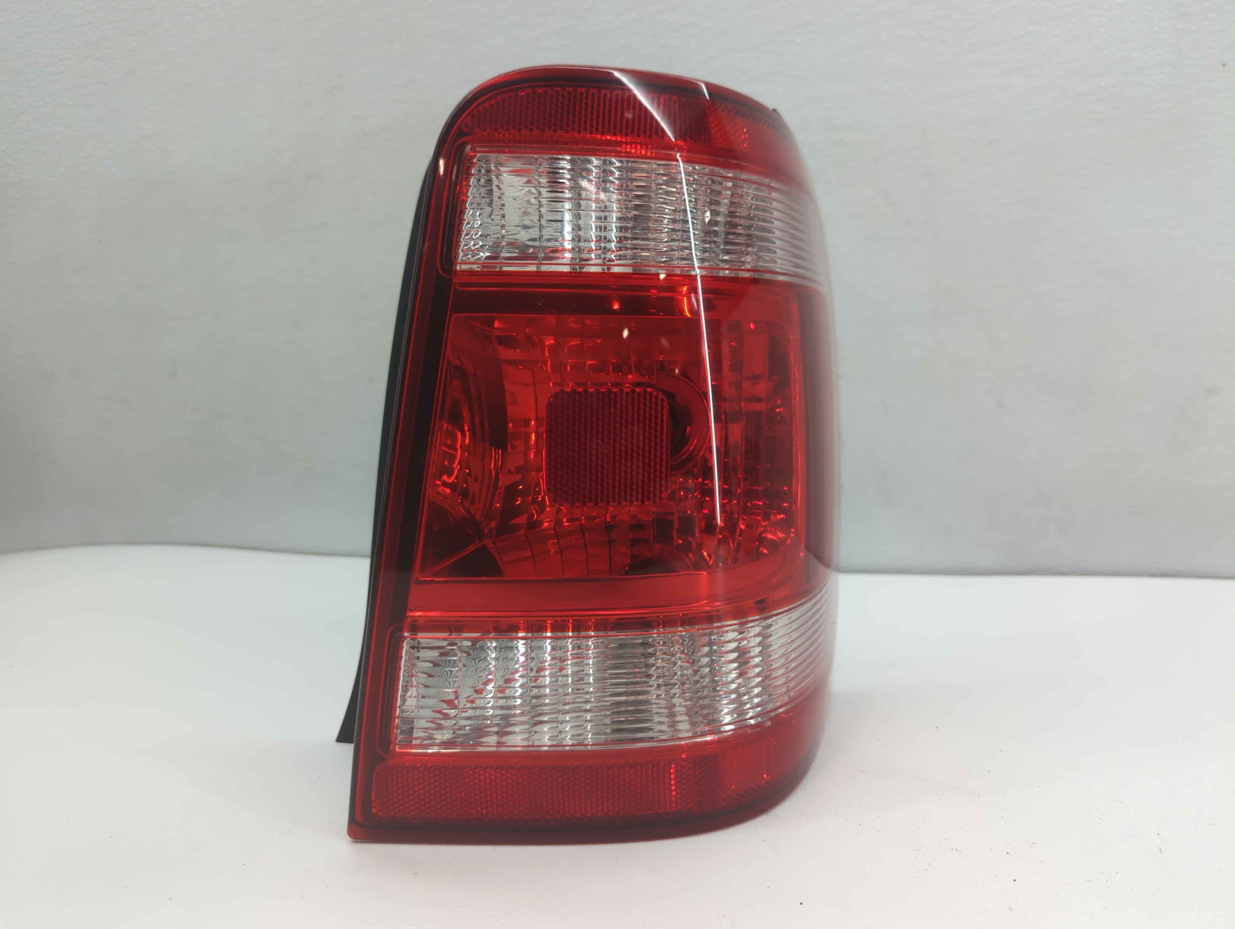 Picture of 2008-2012 Ford Escape Passenger Right Side Tail Light Taillight Oem 661658