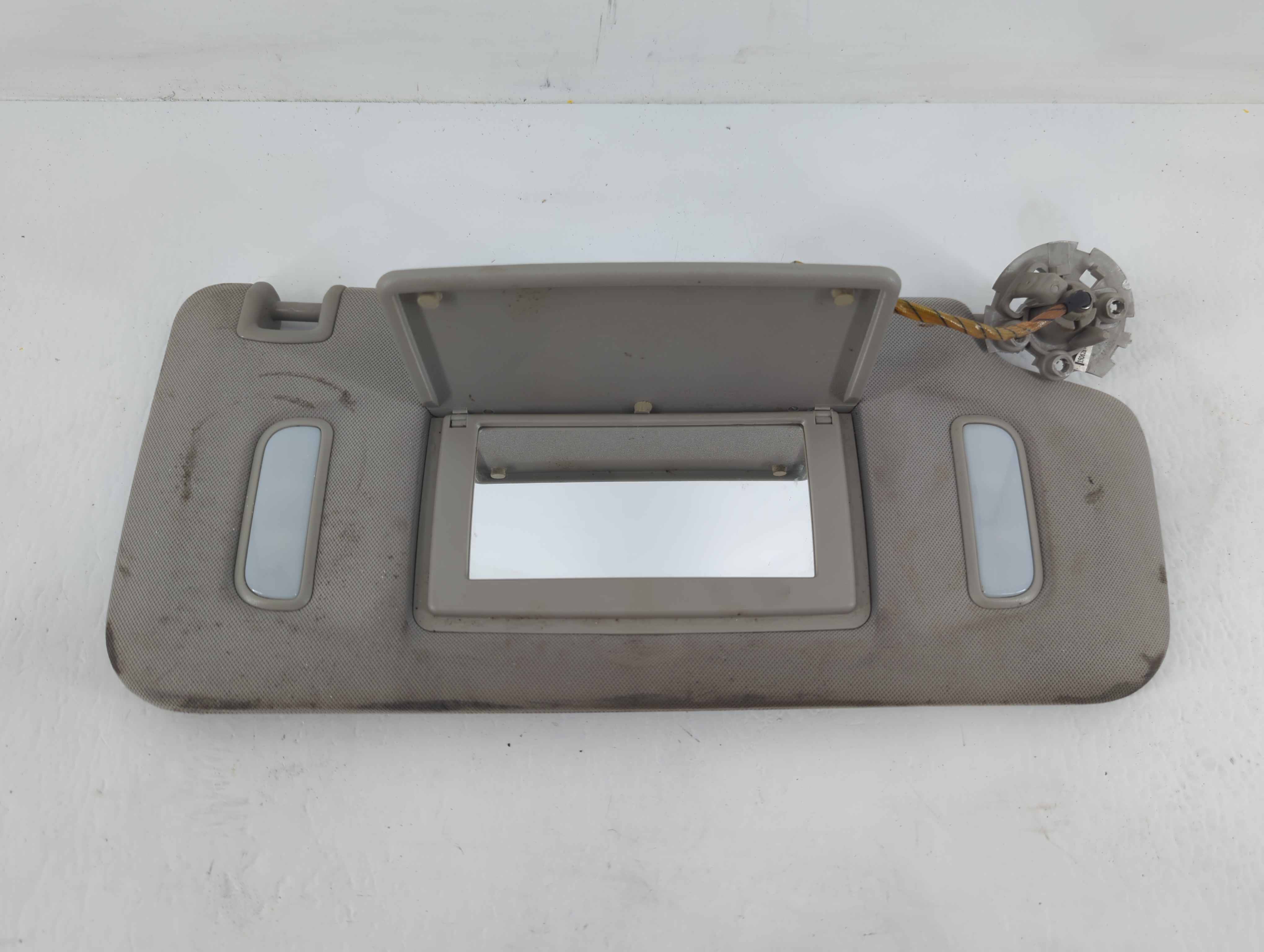 Chevrolet Traverse Passenger Sun Visor Mirror Right Sunvisor Gray 672705 - Oemusedautoparts1.com