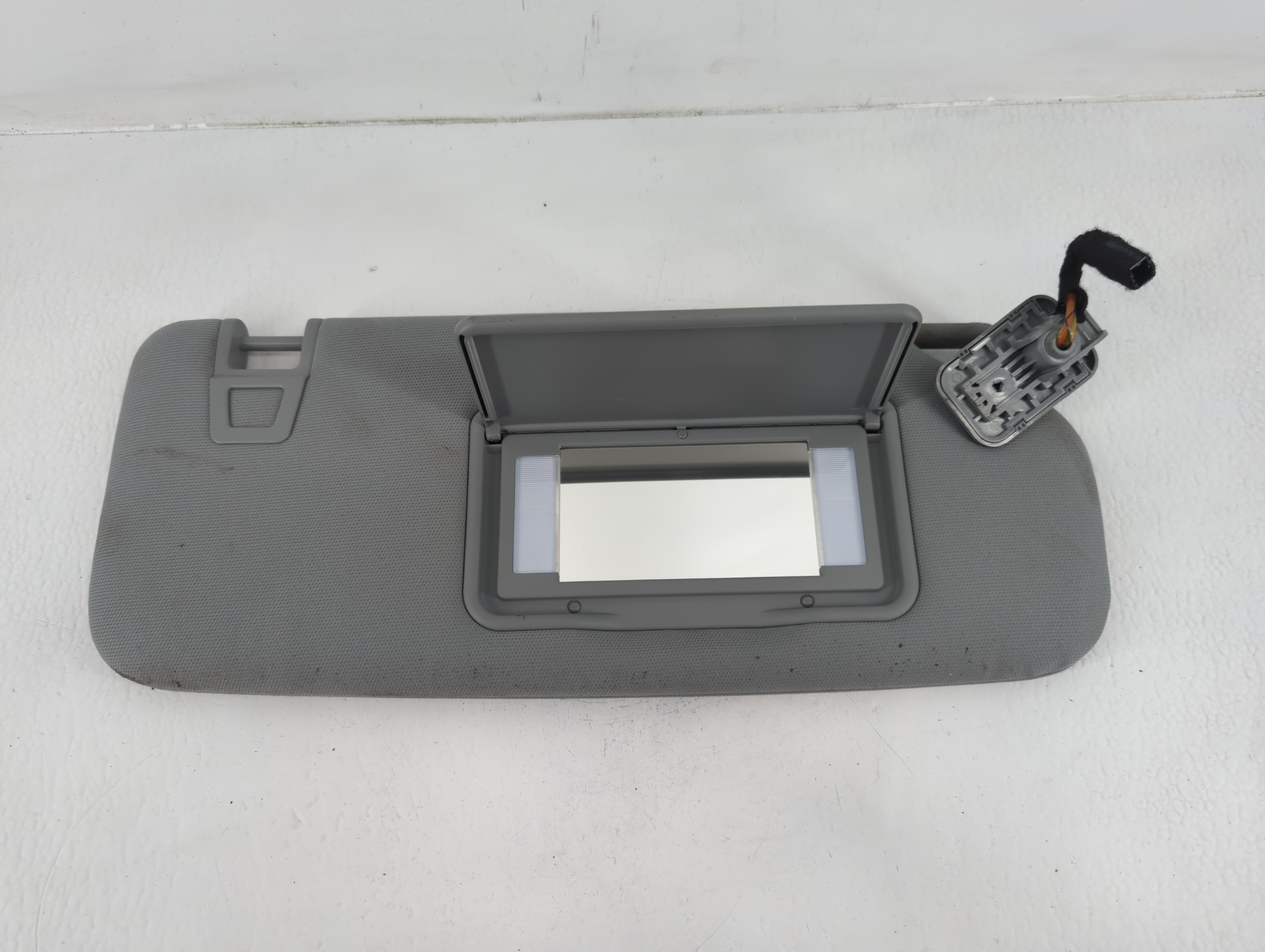 2021 Ford Explorer Driver Sun Visor Mirror Left Sunvisor Gray 675727 - Oemusedautoparts1.com