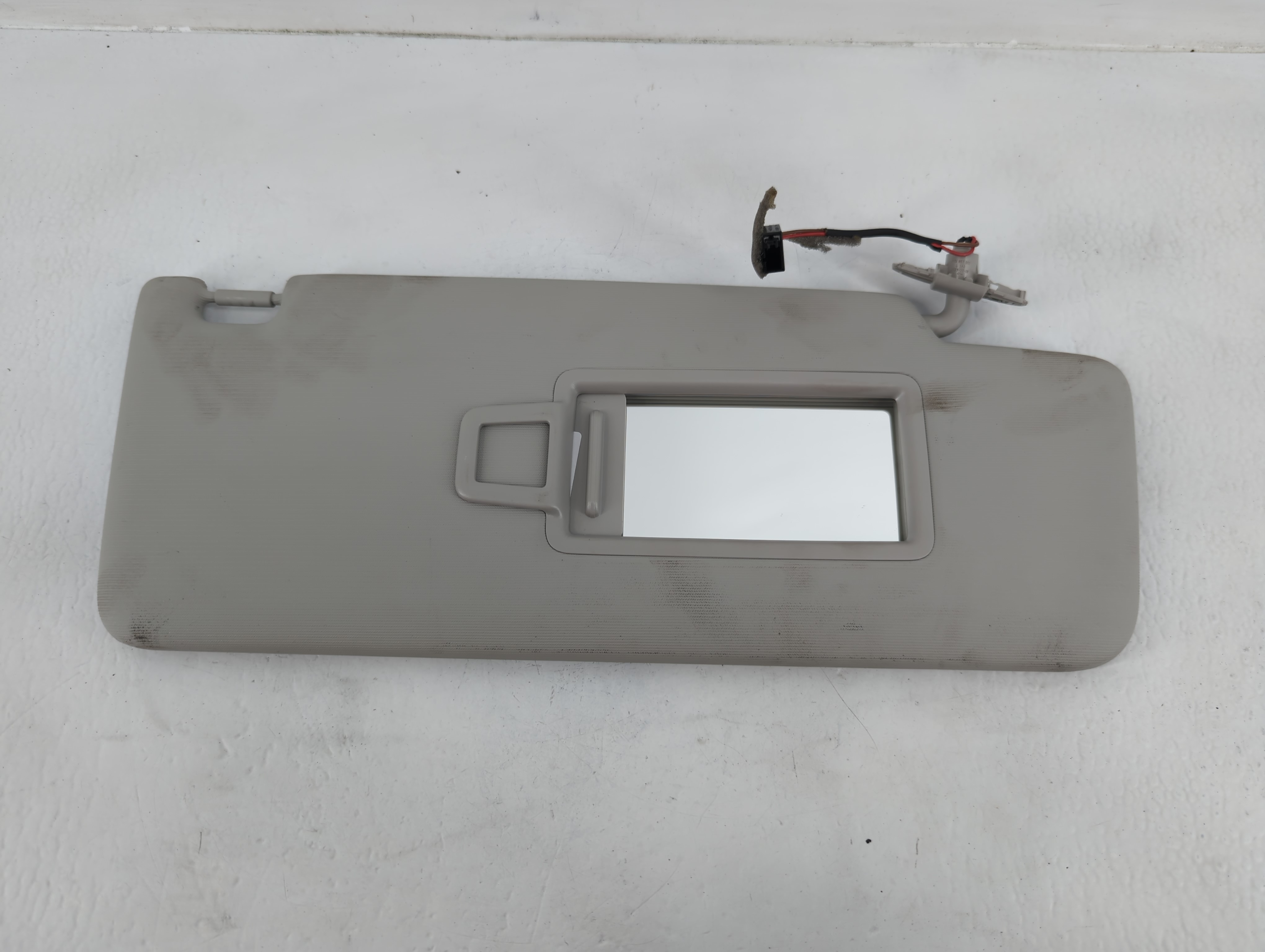 2022 Volkswagen Taos Passenger Sun Visor Mirror Right Sunvisor Light Grey 675832 - Oemusedautoparts1.com