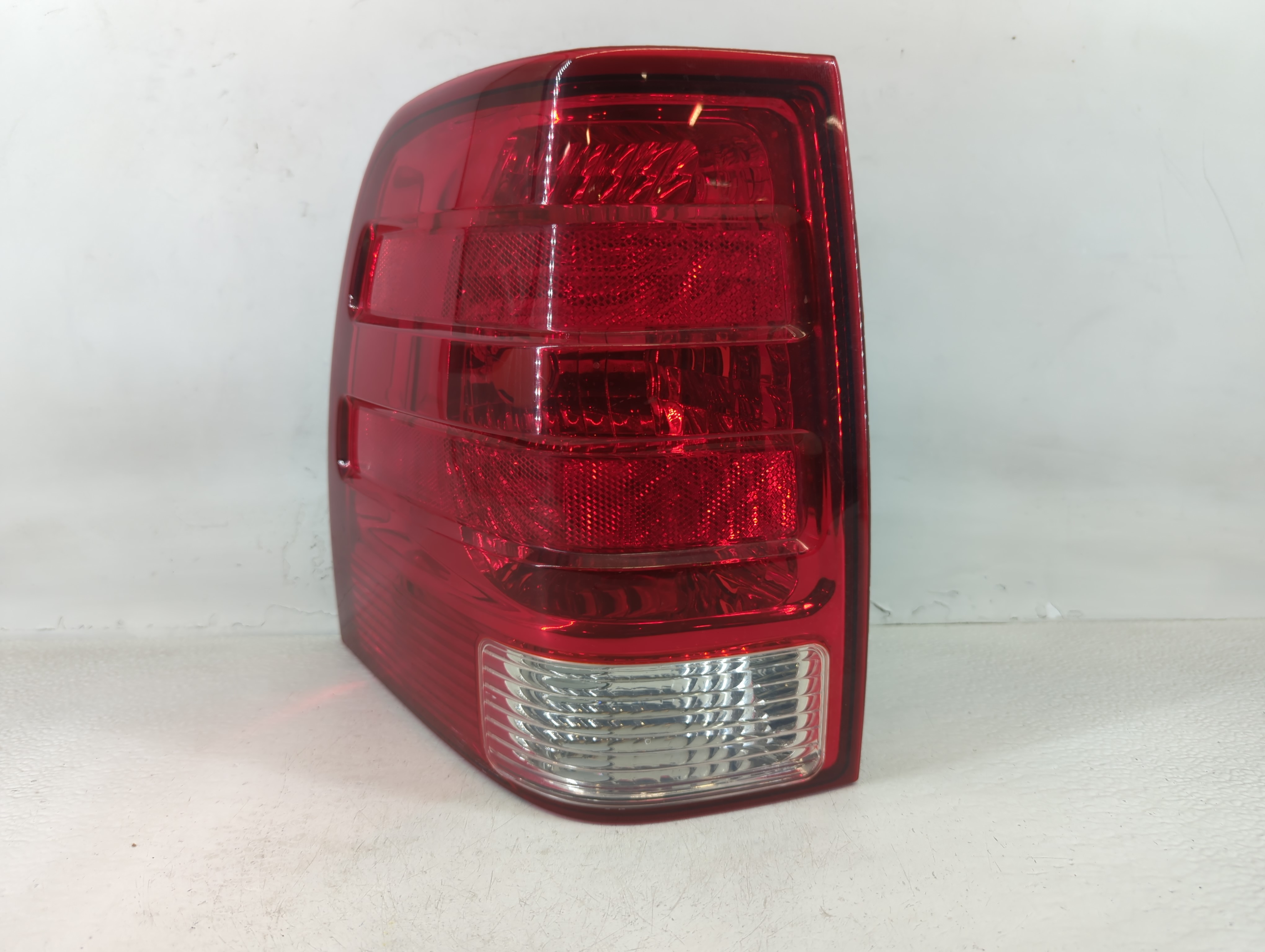 2004 Ford Expedition Driver Left Side Tail Light Taillight Oem 677751 - Oemusedautoparts1.com