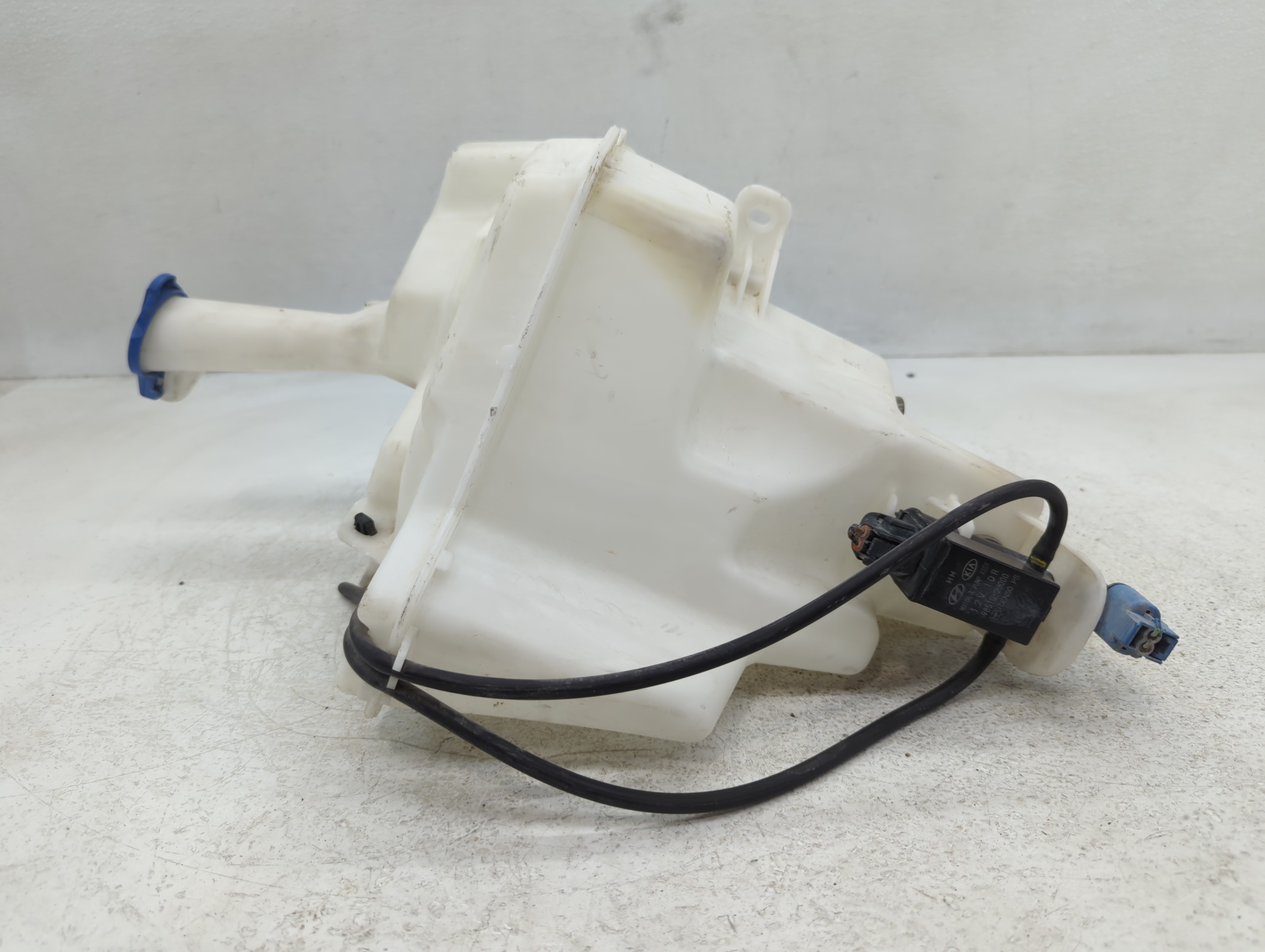 Hyundai Elantra Windshield Washer Fluid Reservoir Bottle Oem 681489 - Oemusedautoparts1.com