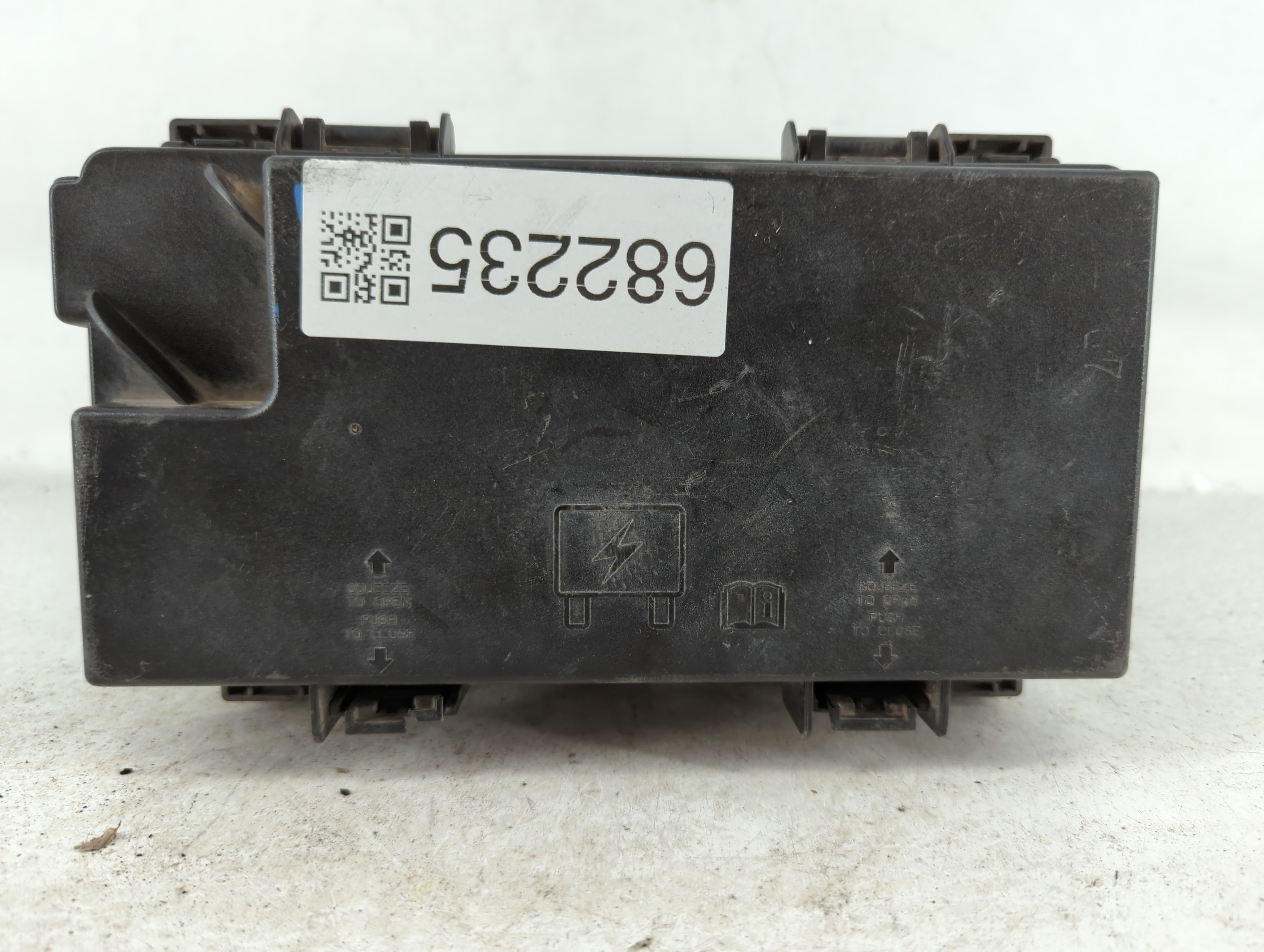 Picture of 2015-2016 Chrysler Town & Country Fusebox Fuse Box Relay Module Tipm 682235