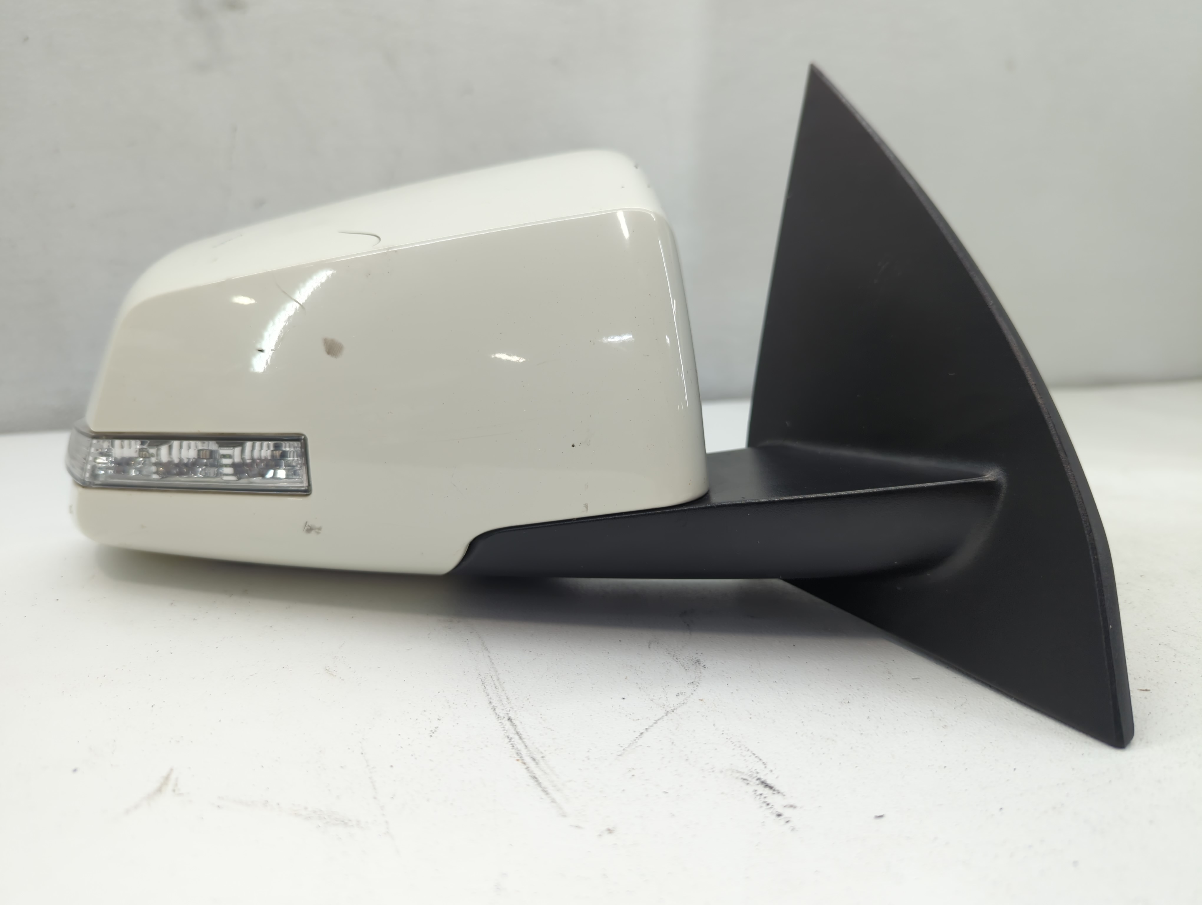 Saturn Outlook Passenger Right Side View Power Door Mirror White 685017 - Oemusedautoparts1.com