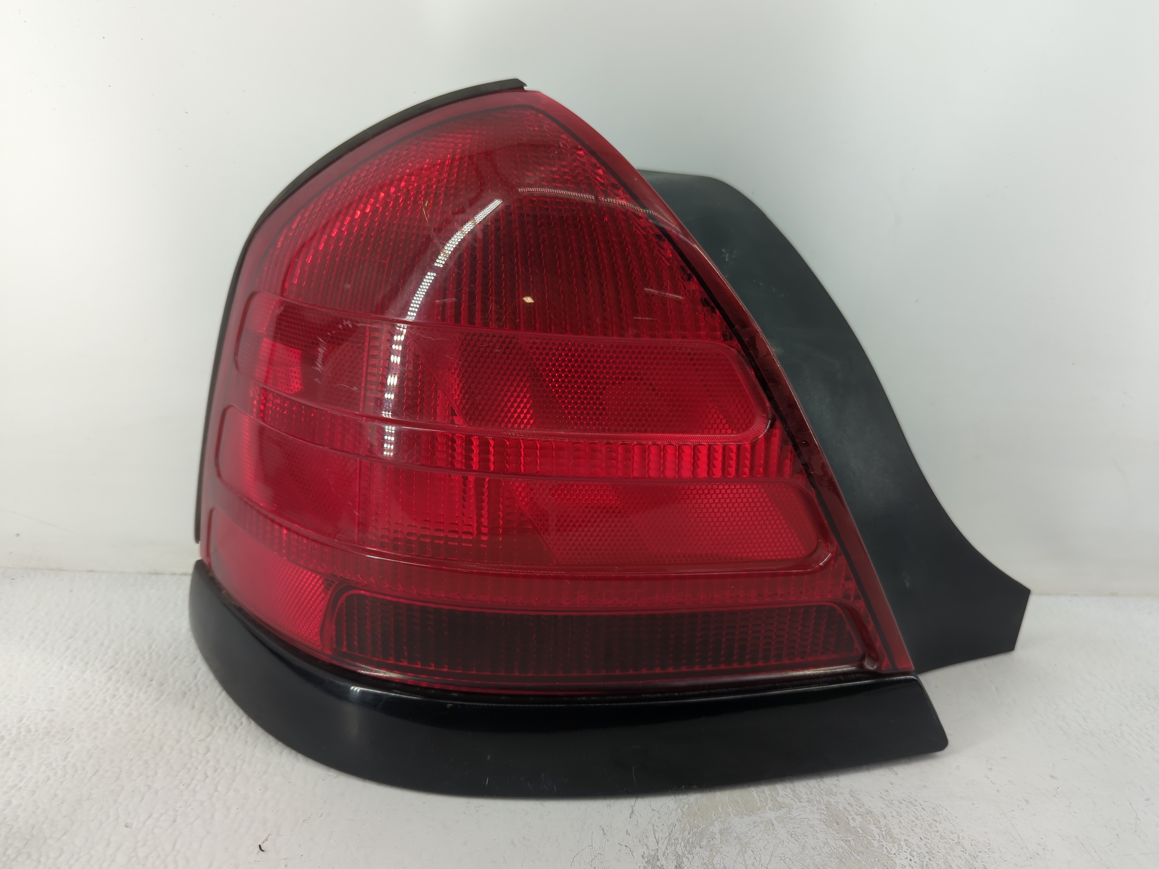 Picture of Chrysler Town & Country Driver Left Side Tail Light Taillight Oem 685362