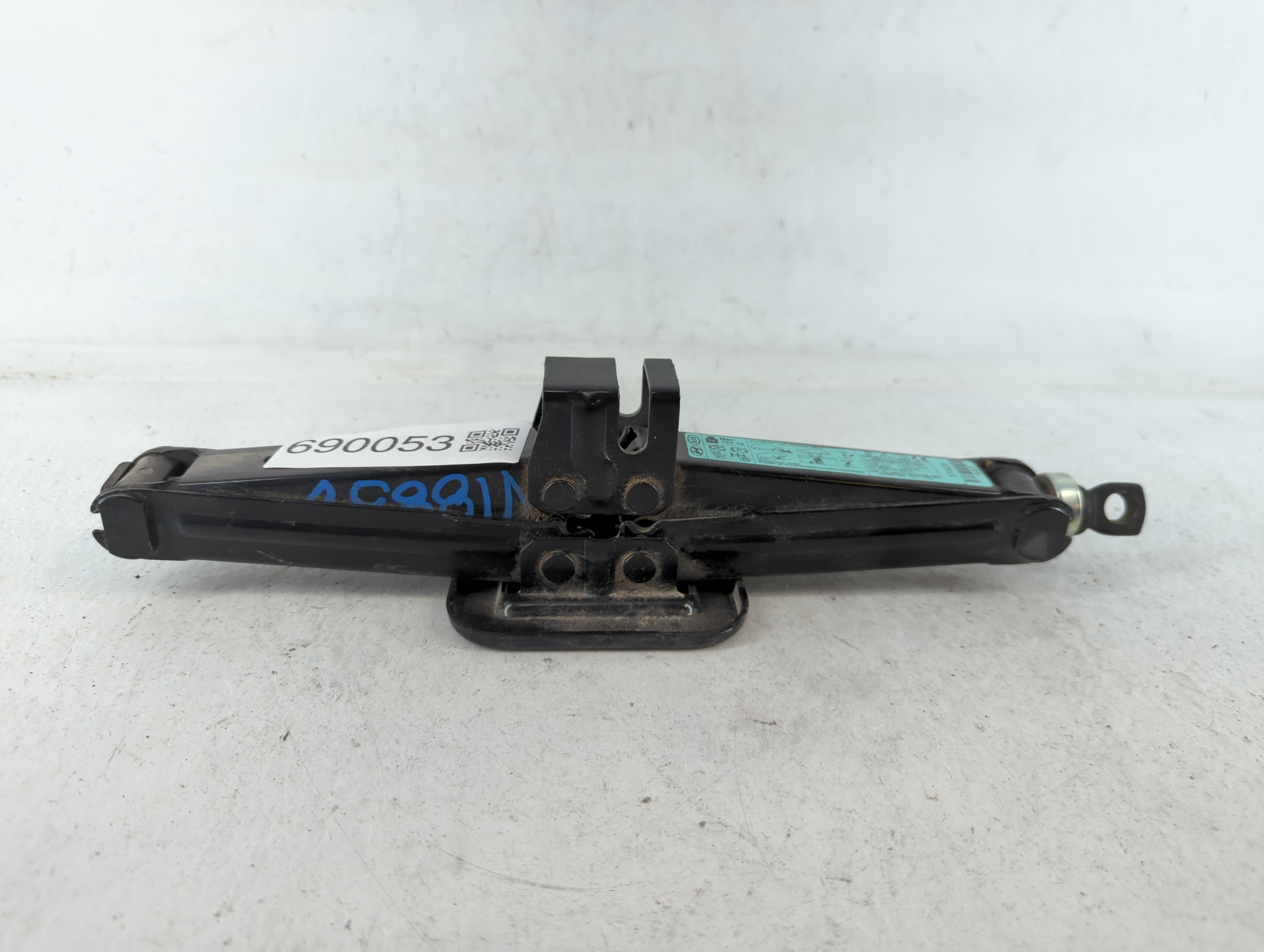 Picture of 2020 Nissan Versa Spare Scissor Car Jack 690053