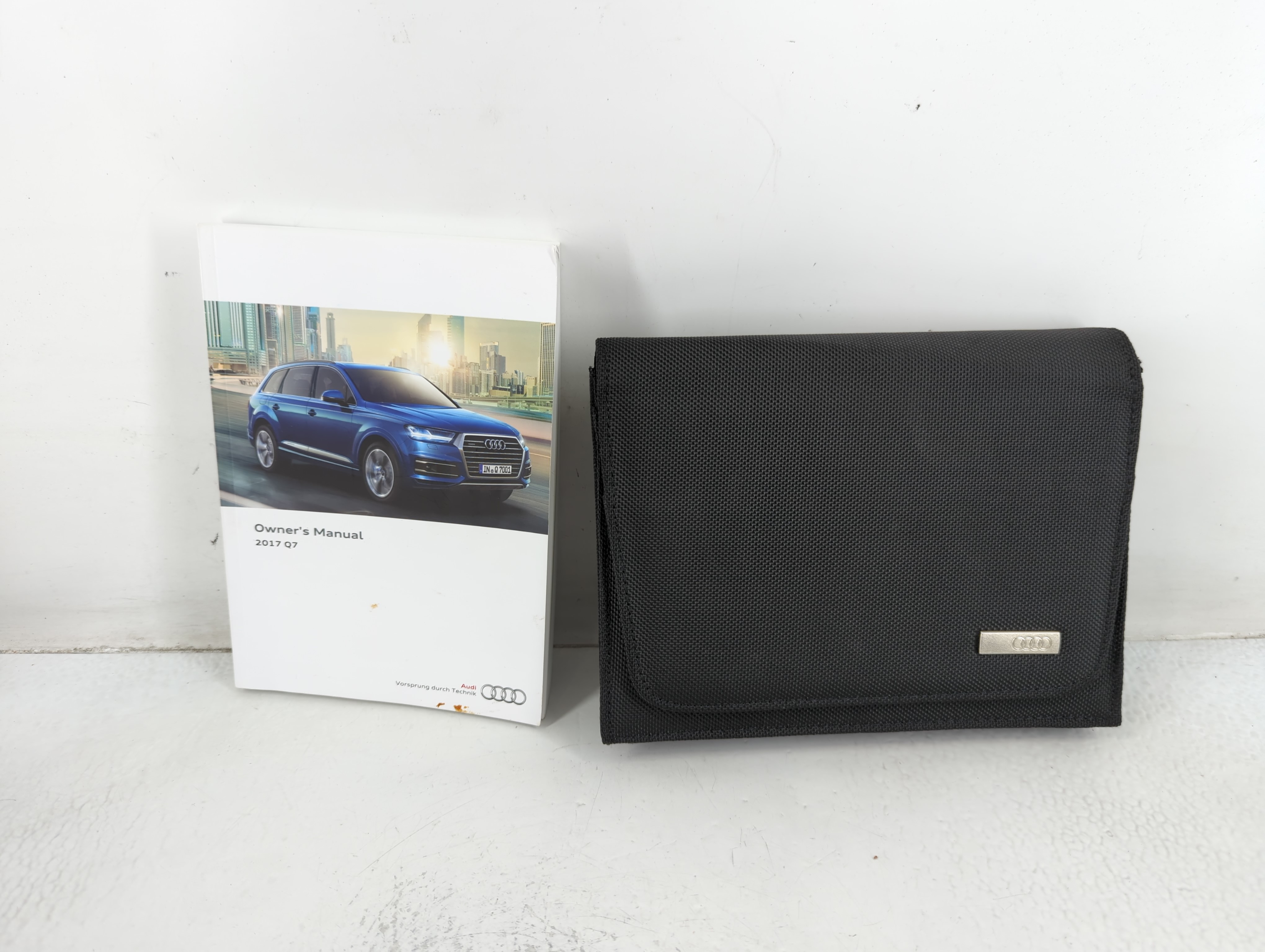 Picture of 2017 Audi Q7 Owners Manual Book Guide 692217