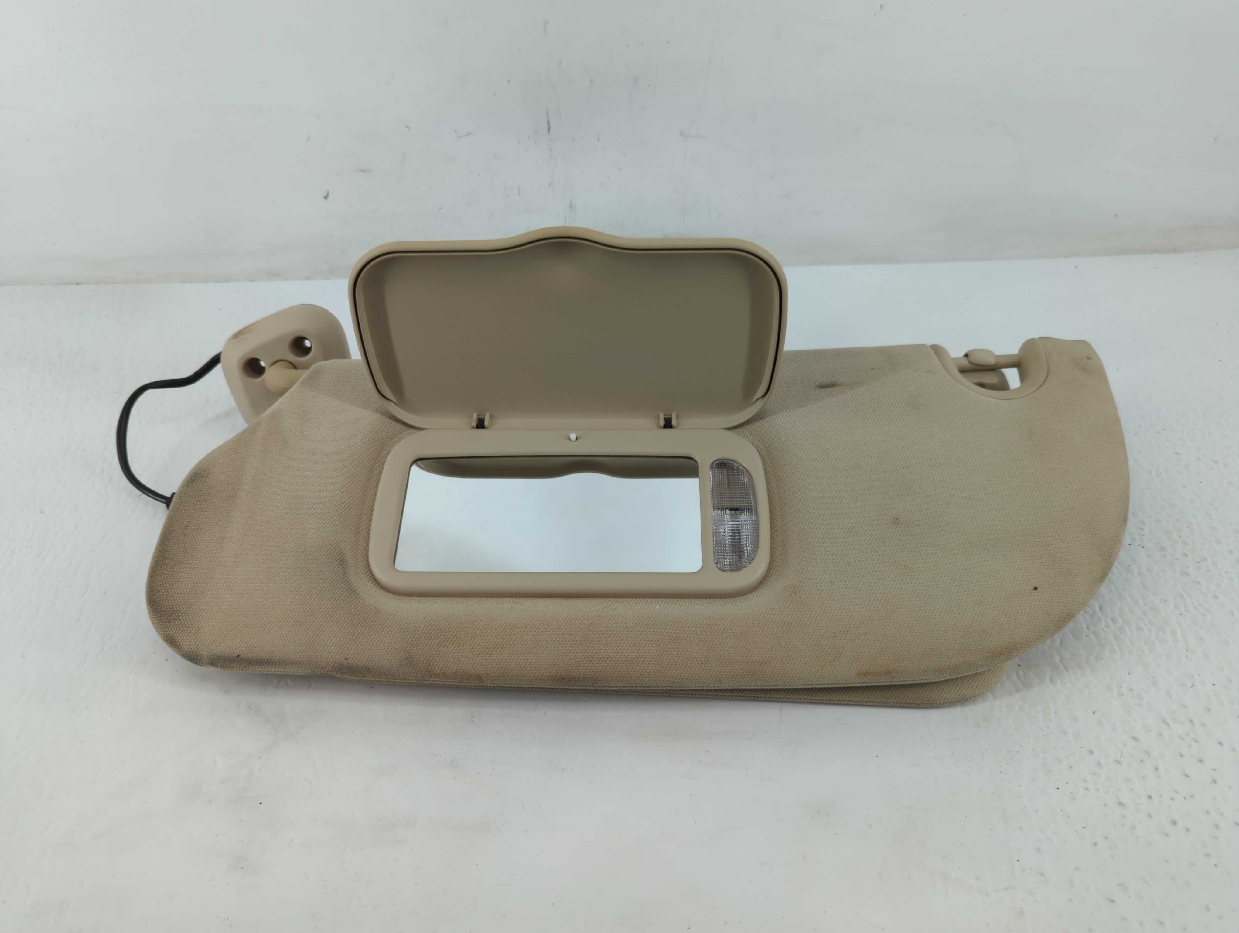 2006 Lincoln Navigator Driver Sun Visor Mirror Left Sunvisor Tan 696087 - Oemusedautoparts1.com