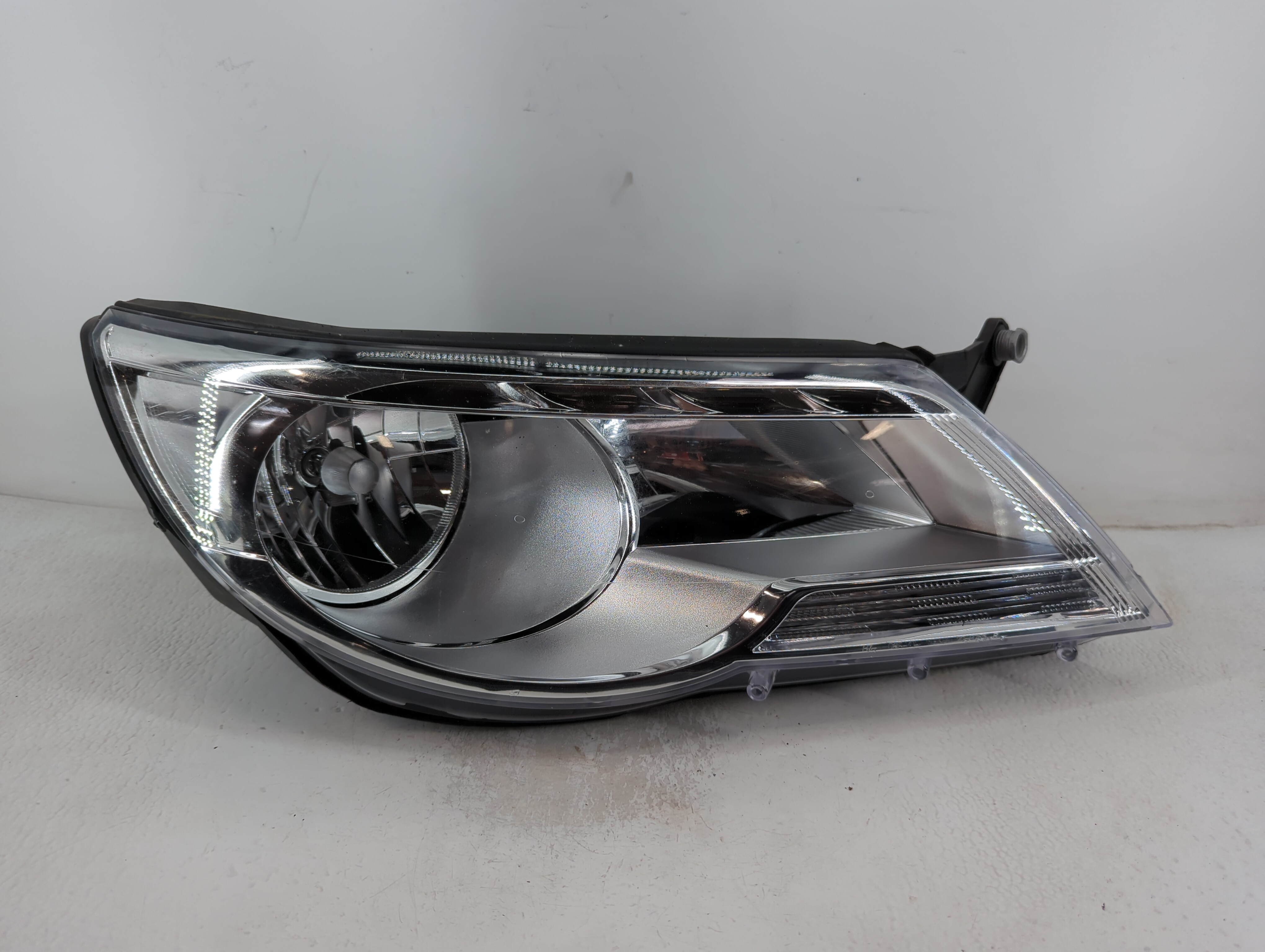 2009-2011 Volkswagen Tiguan Driver Left Oem Head Light Headlight Lamp 700792 - Oemusedautoparts1.com