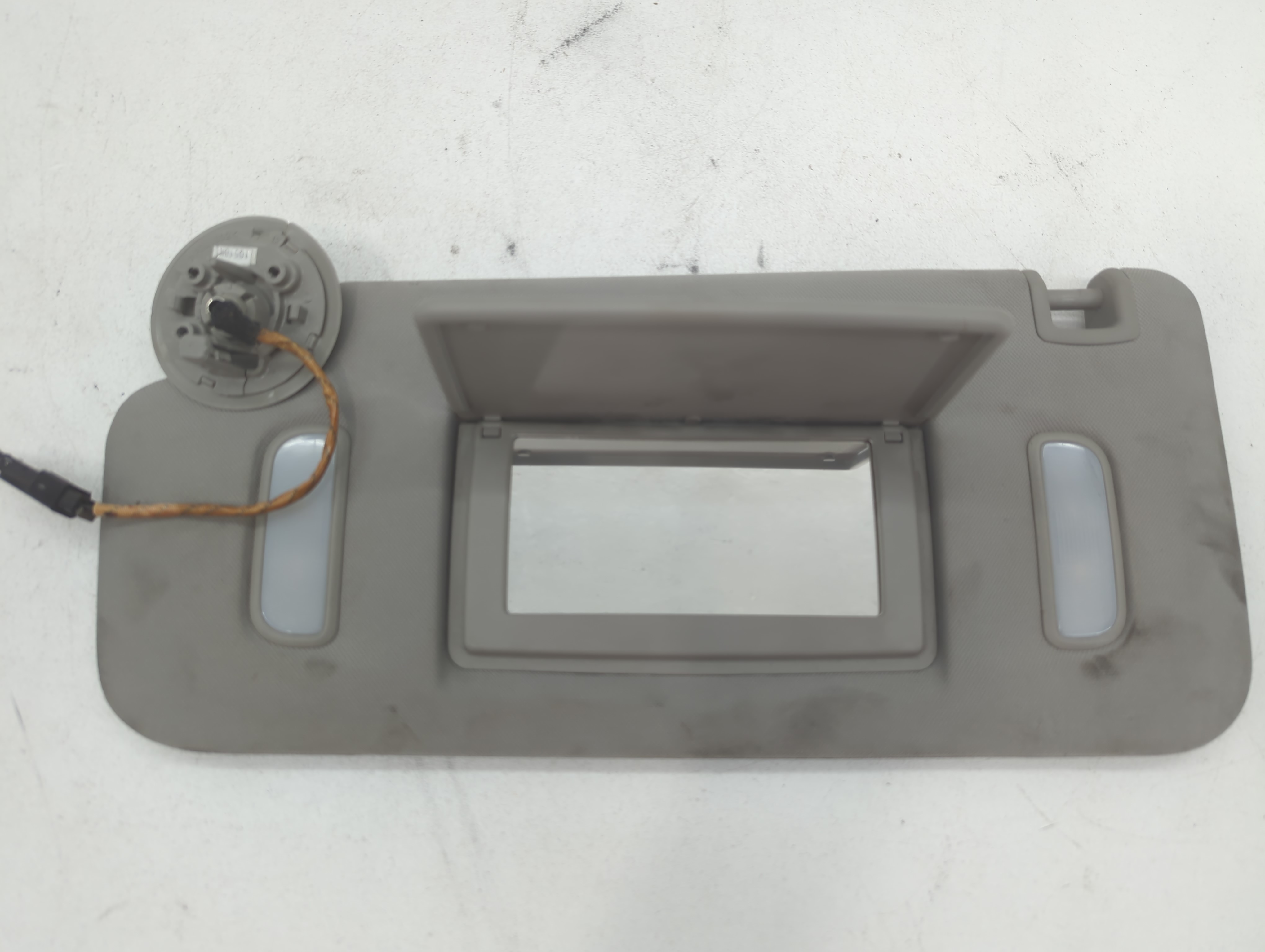 Chevrolet Traverse Driver Sun Visor Mirror Left Sunvisor Beige 703890 - Oemusedautoparts1.com