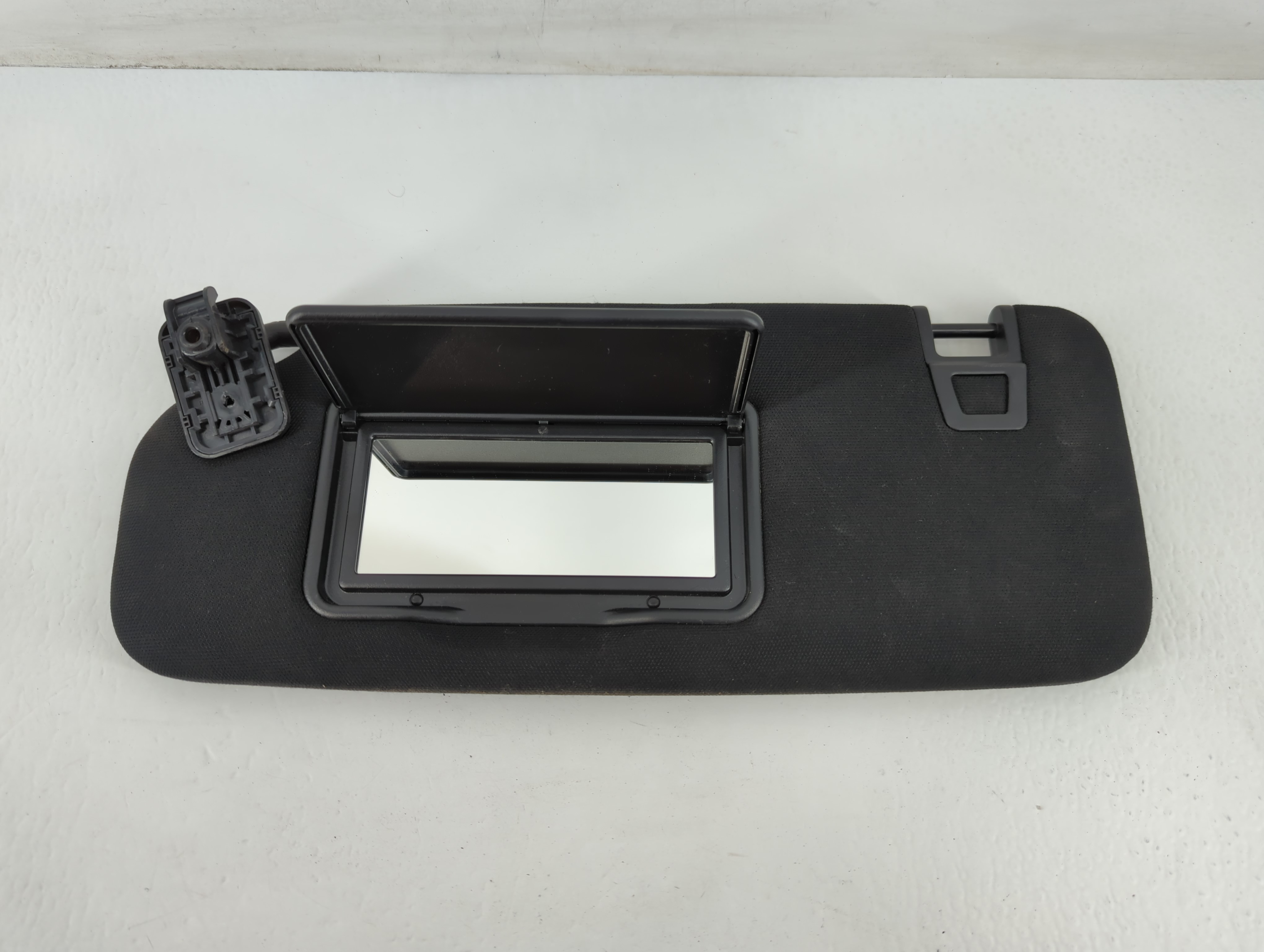 2022 Ford Explorer Passenger Sun Visor Mirror Right Sunvisor Black 704236 - Oemusedautoparts1.com