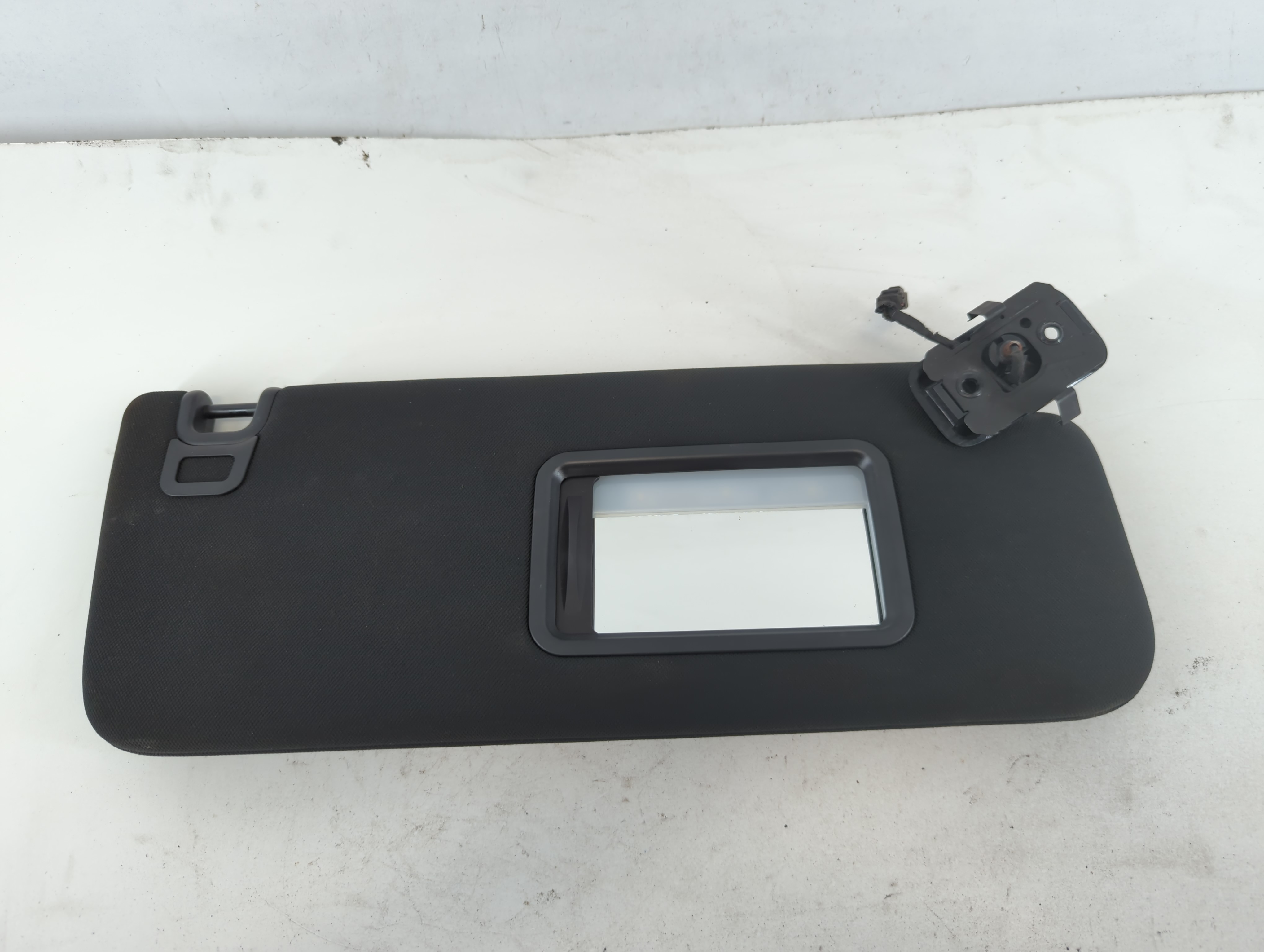 2019 Land Rover Land Rover Passenger Sun Visor Mirror Right Sunvisor 707897 - Oemusedautoparts1.com