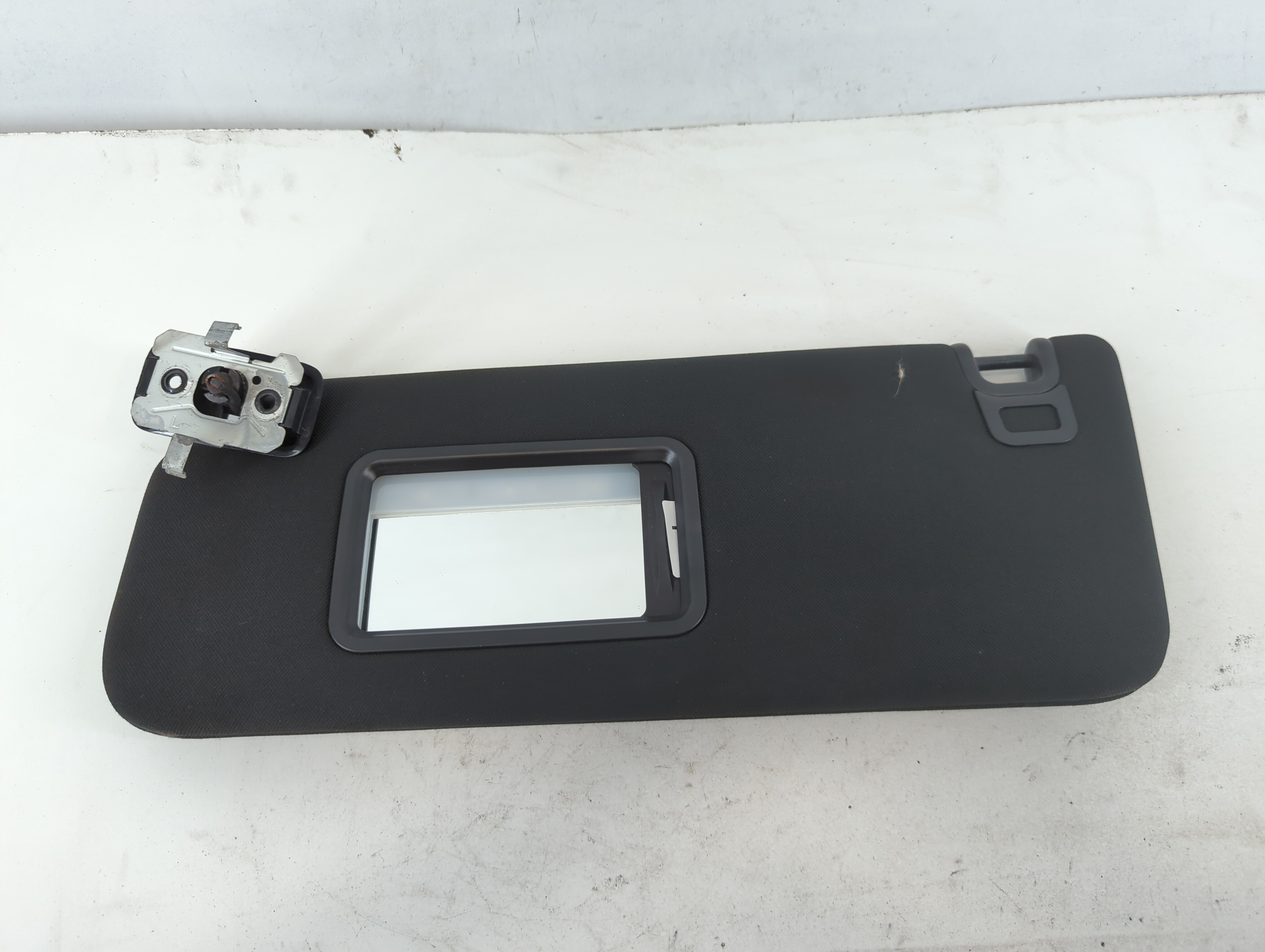 2019 Land Rover Discovery Passenger Sun Visor Mirror Right Sunvisor Black 707898 - Oemusedautoparts1.com
