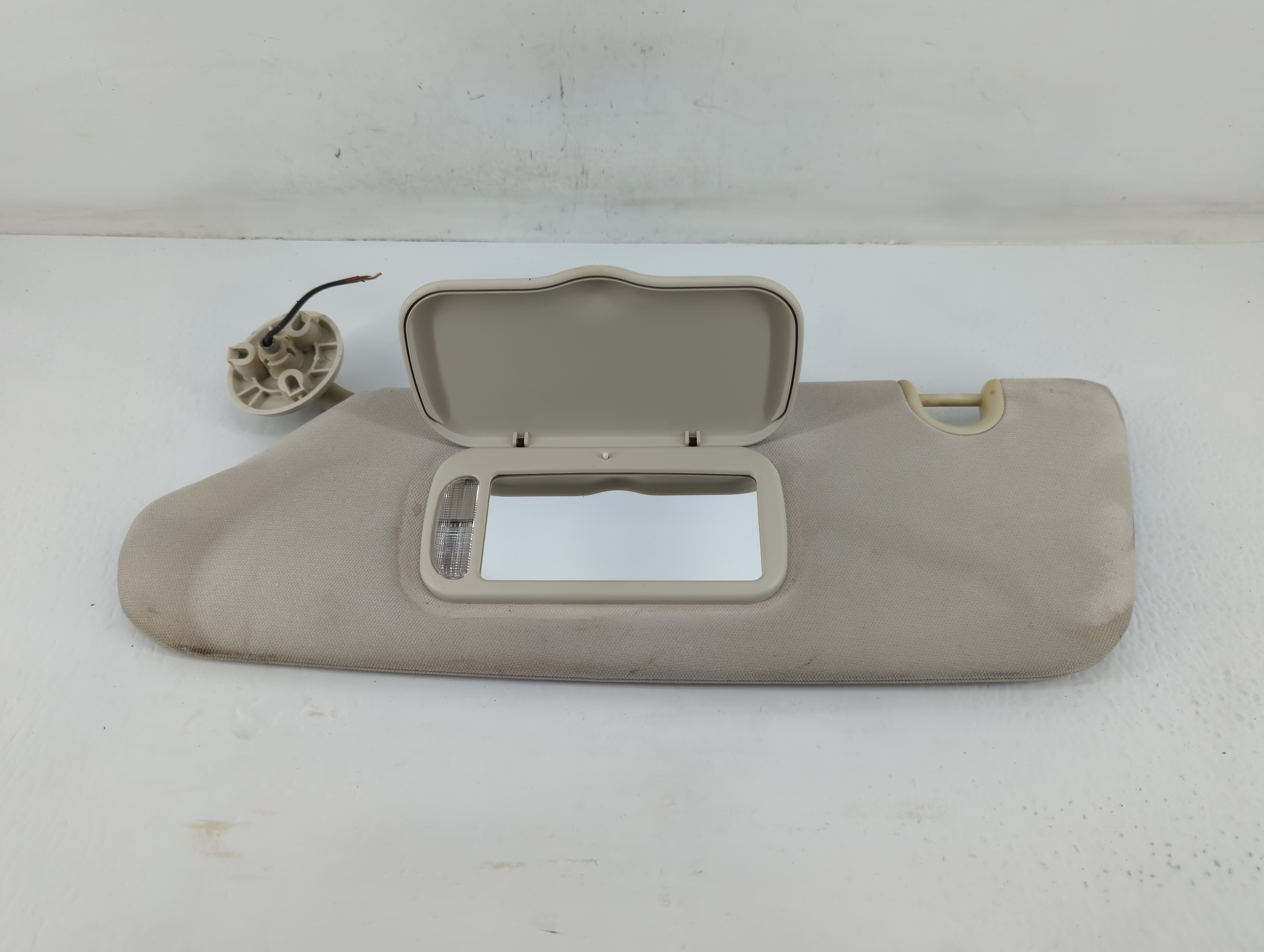 Picture of Dodge Caravan Driver Sun Visor Mirror Left Sunvisor Grey 715368