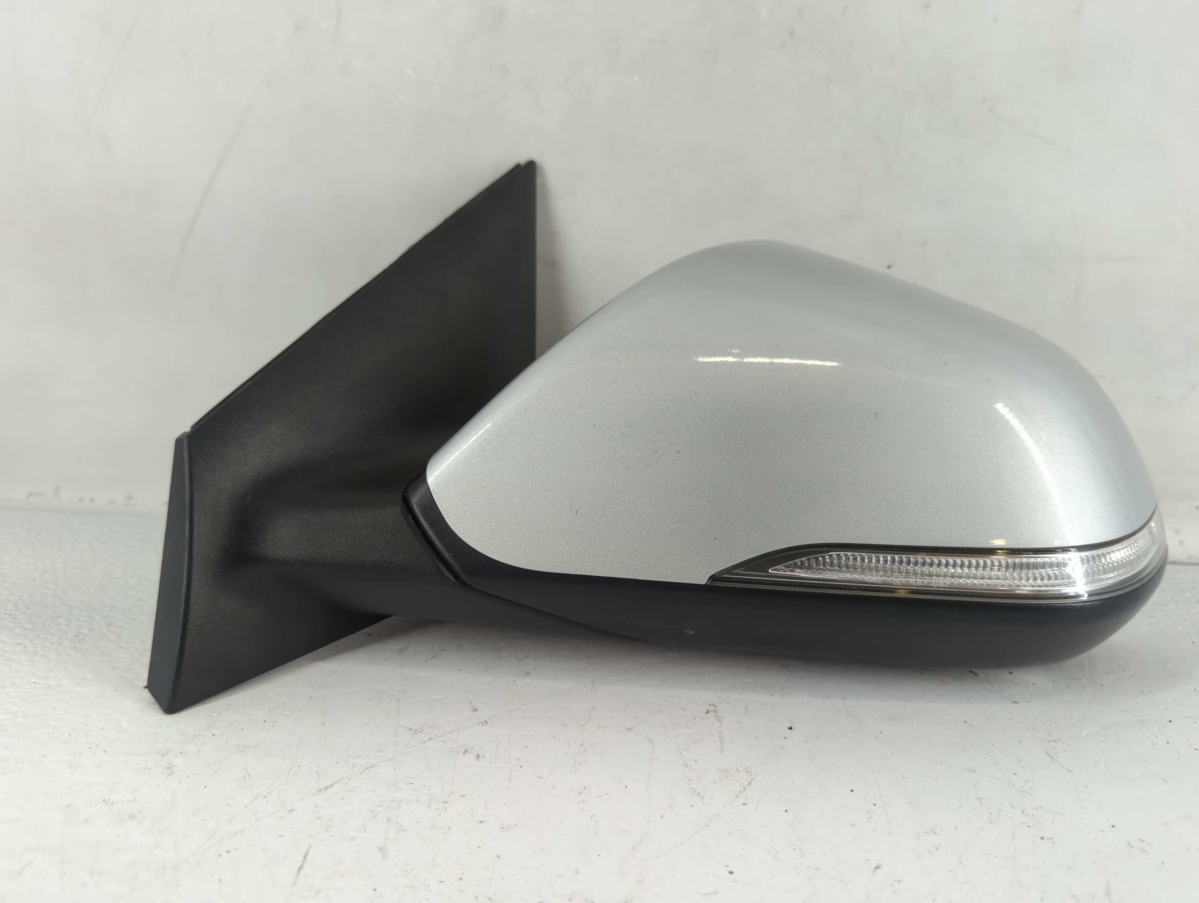 Picture of 2016-2019 Hyundai Sonata Driver Left Side View Power Door Mirror Silver 715708
