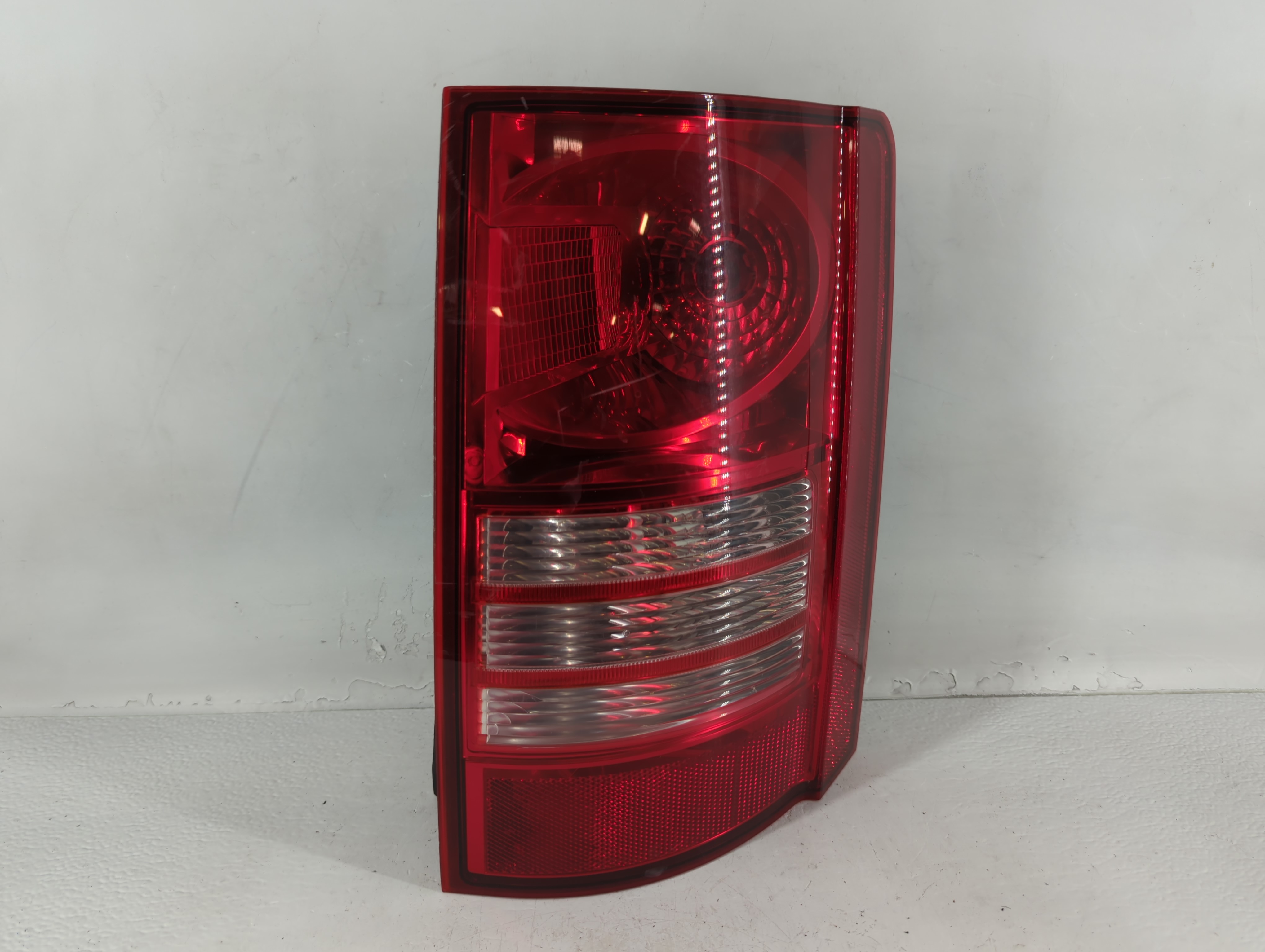Chrysler Town & Country Driver Left Side Tail Light Taillight Oem 717697 - Oemusedautoparts1.com