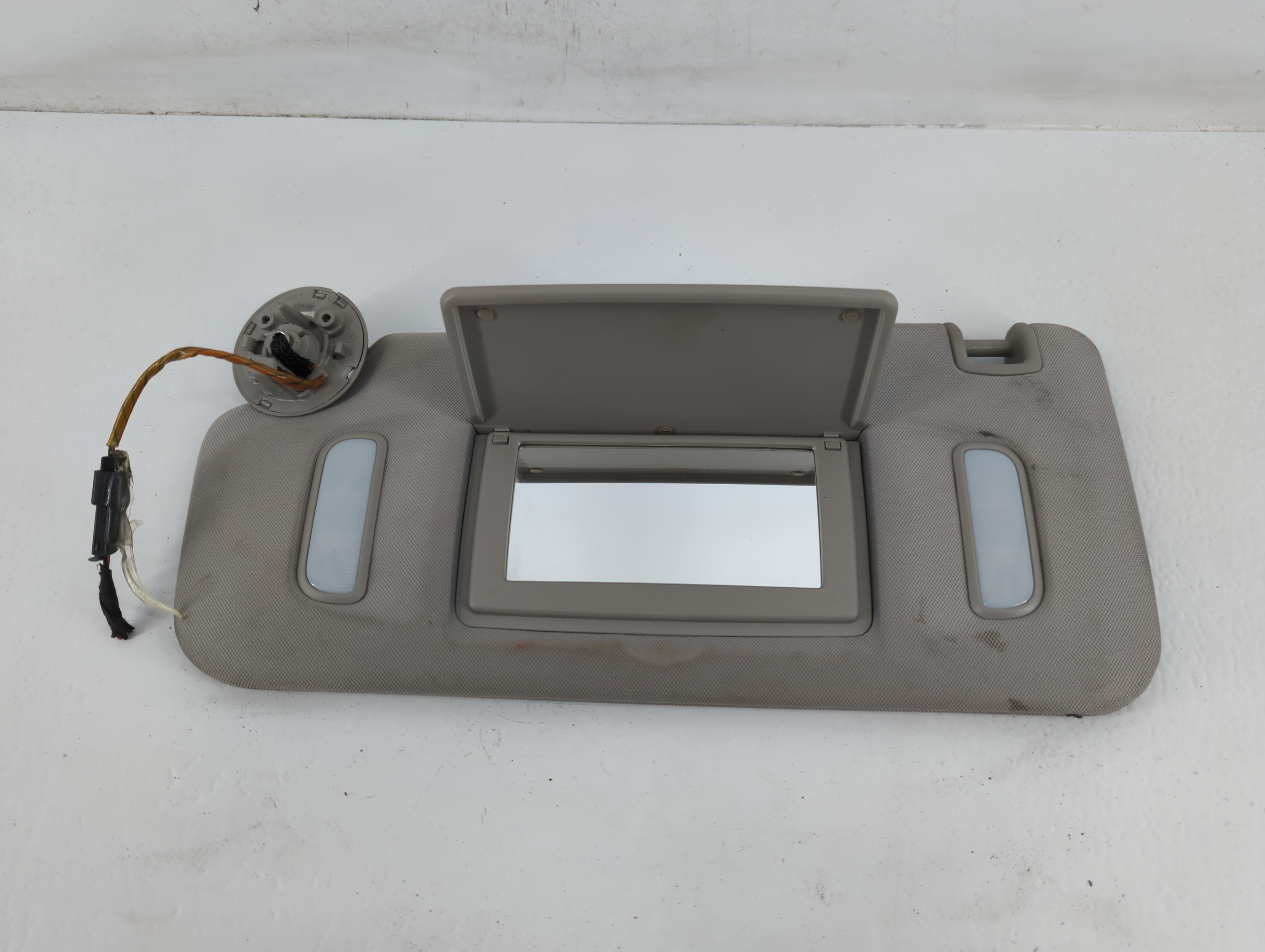 Chevrolet Traverse Driver Sun Visor Mirror Left Sunvisor Grey 720555 - Oemusedautoparts1.com