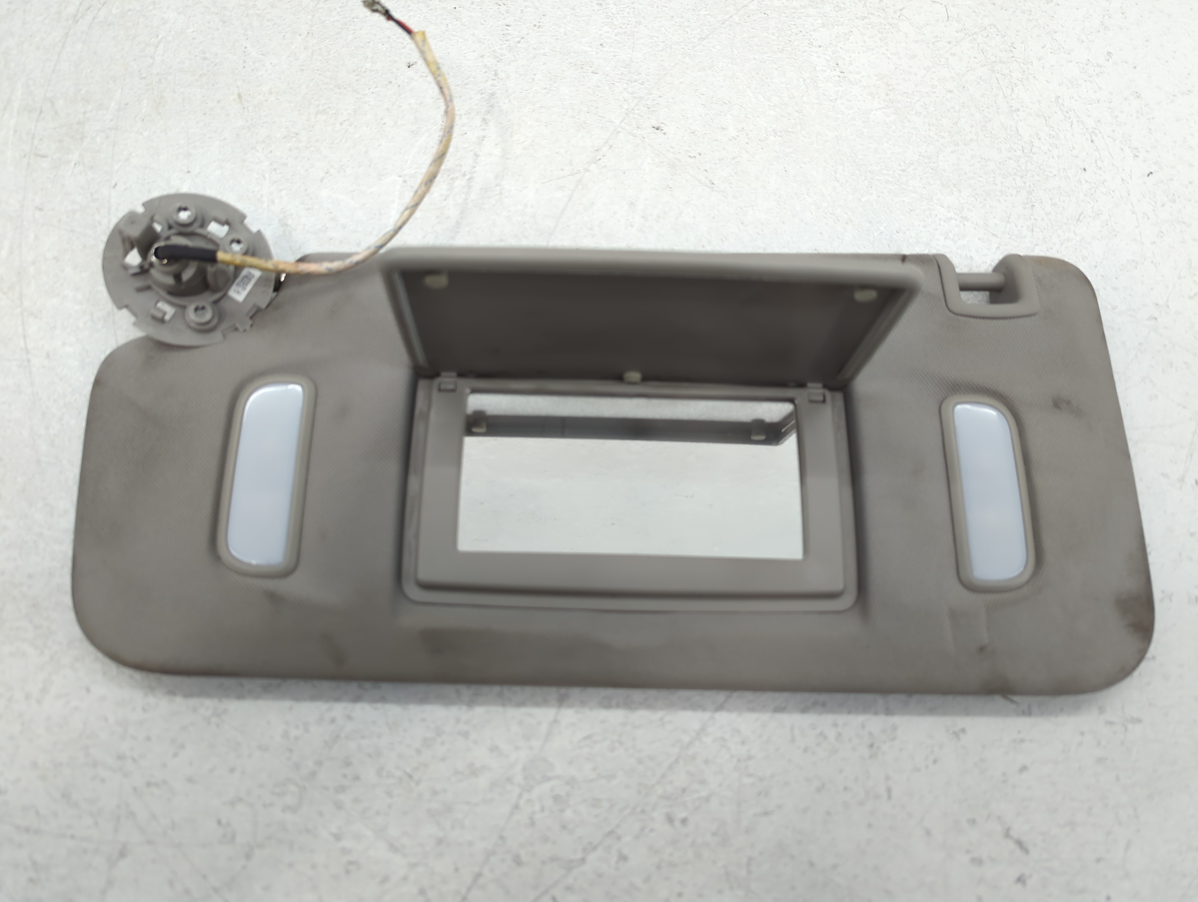 Chevrolet Traverse Driver Sun Visor Mirror Left Sunvisor Grey 724639 - Oemusedautoparts1.com