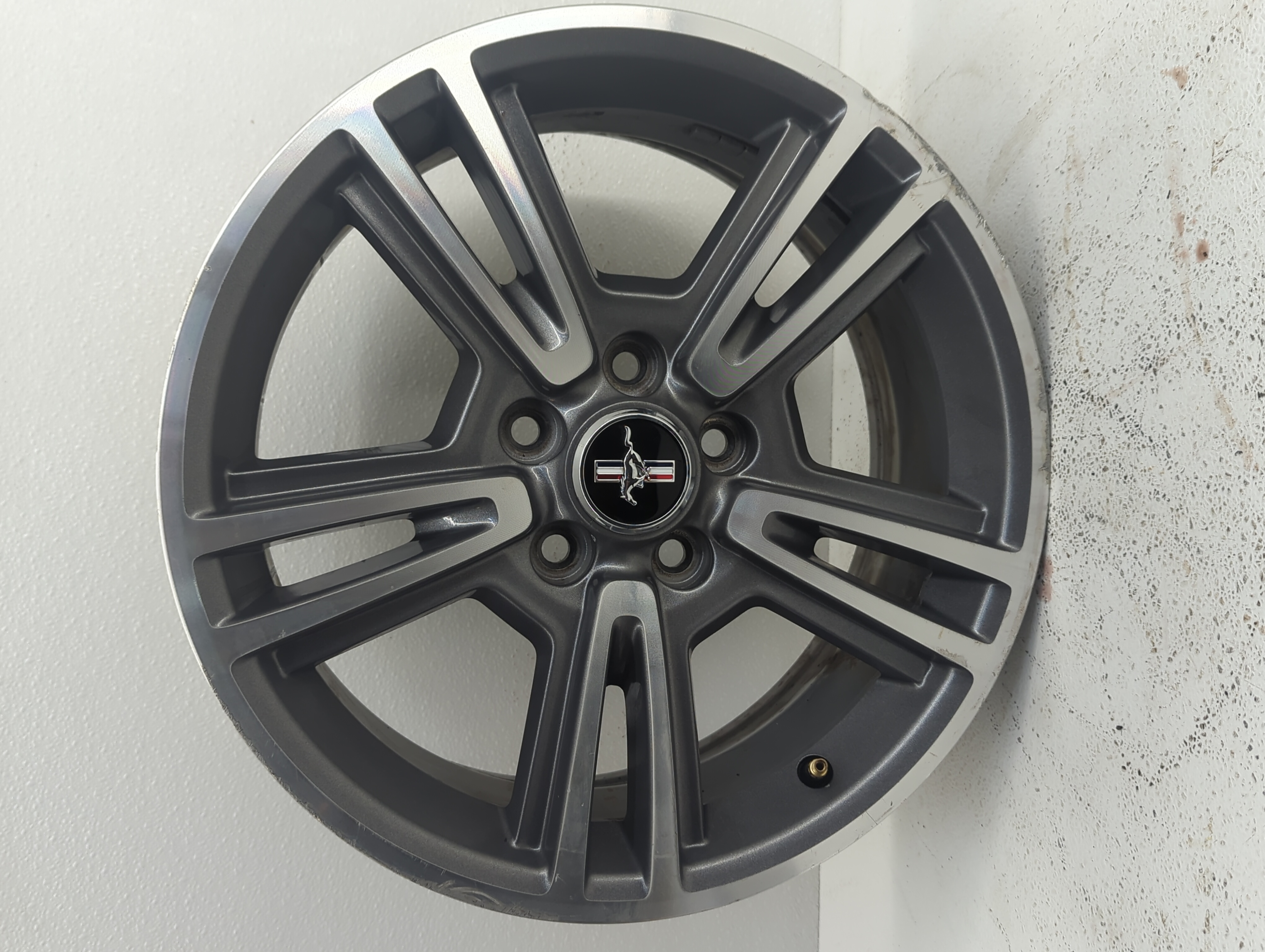 2010-2013 Ford Mustang Wheel Rim Oem 913809 - Oemusedautoparts1.com